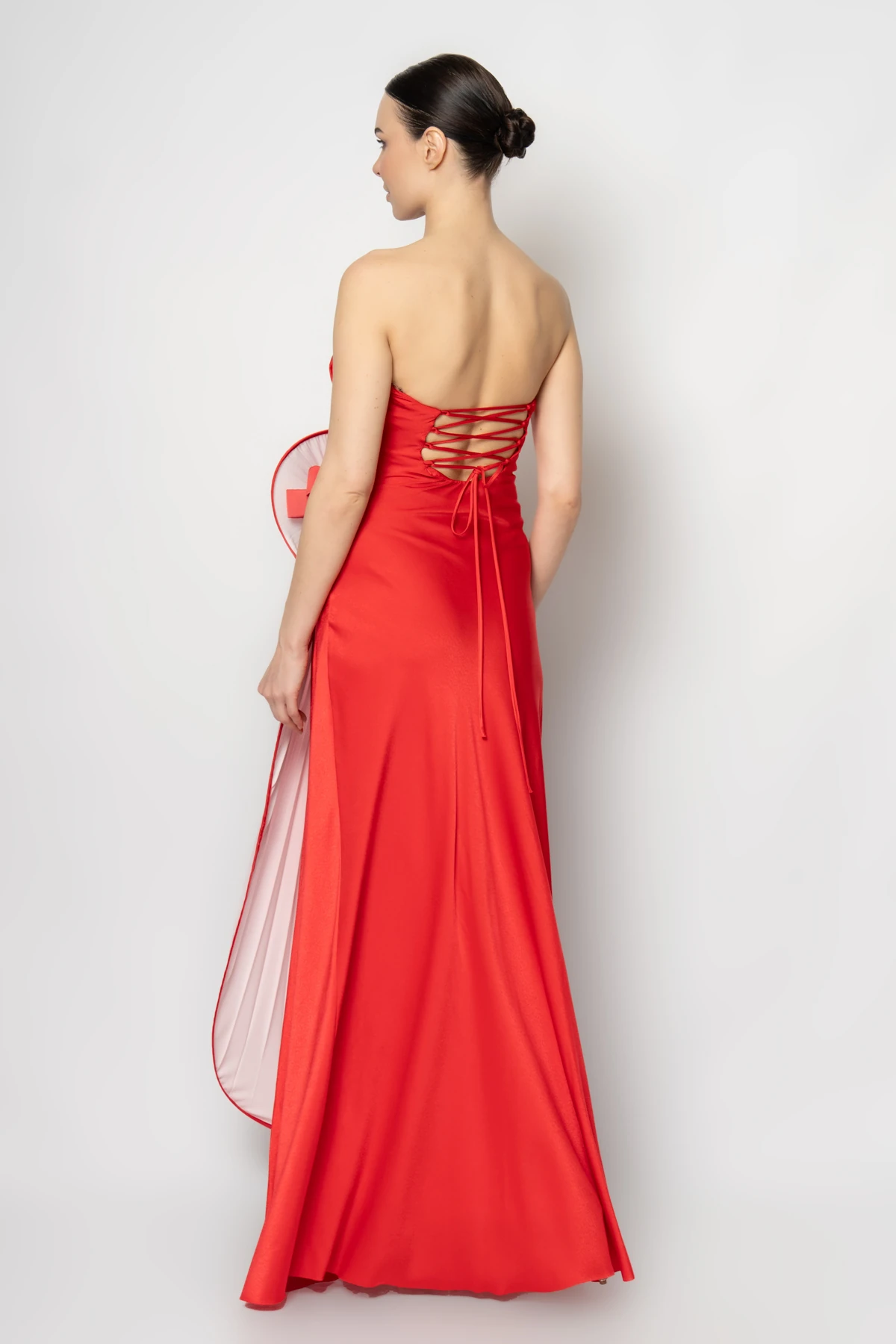 Belden degradeli volanlı sırtı ipli saten abiye elbise