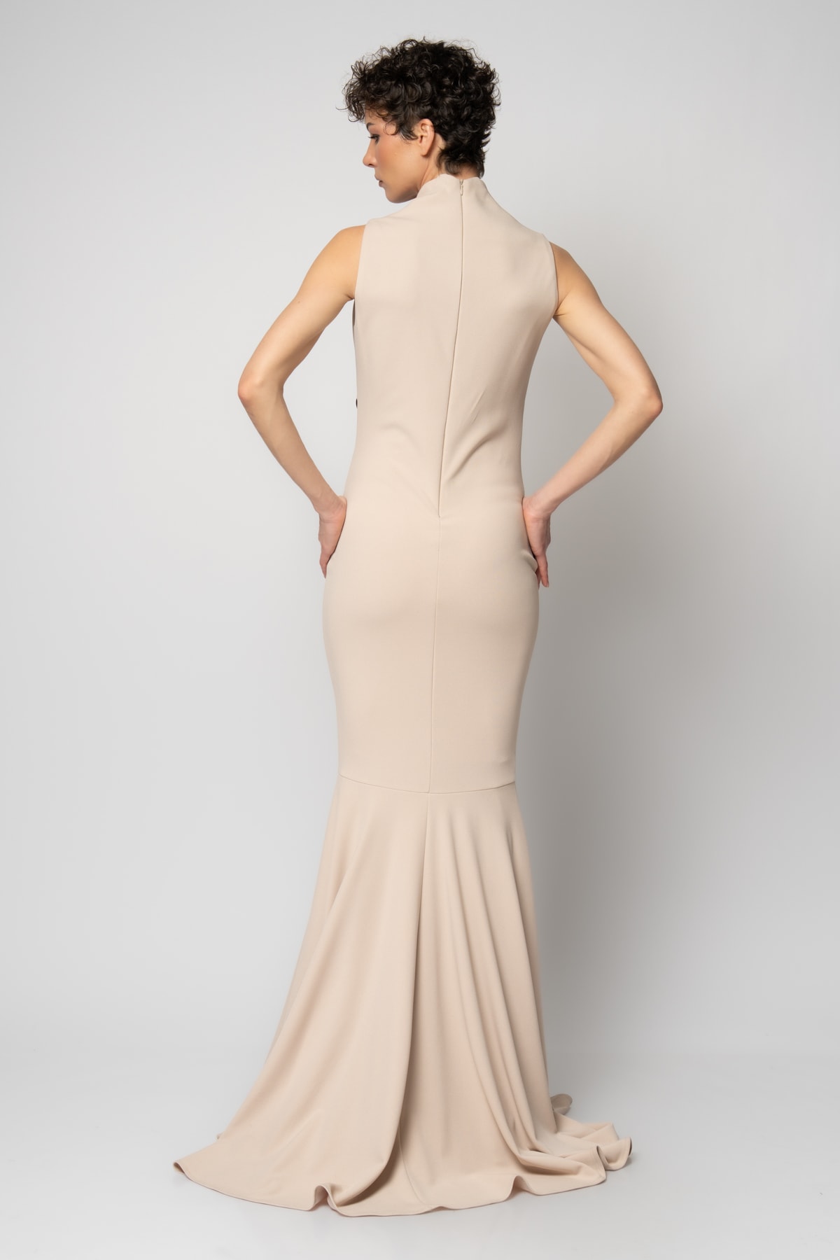 Hakim yaka yırtmacı tafta kolsuz krep abiye elbise - Taş Rengi