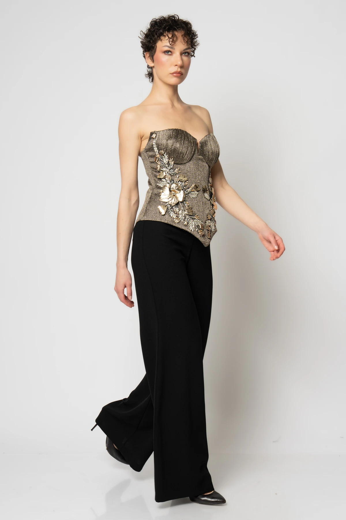 Korsajı deri çiçekli simli büstiyer krep pantolon abiye takım - Gold