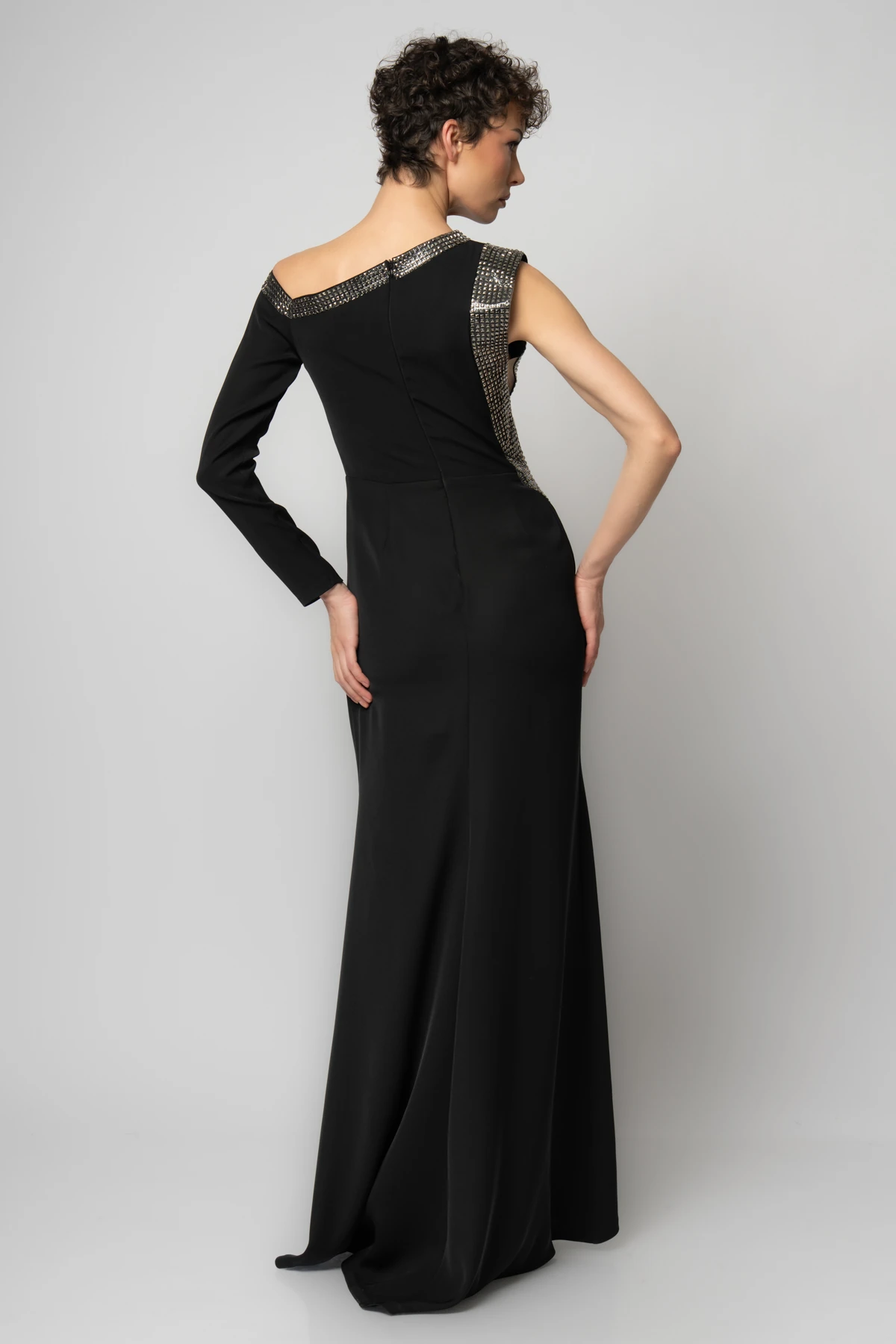 Yakası ve tek yanı taşlı tek kollu abiye elbise - Siyah