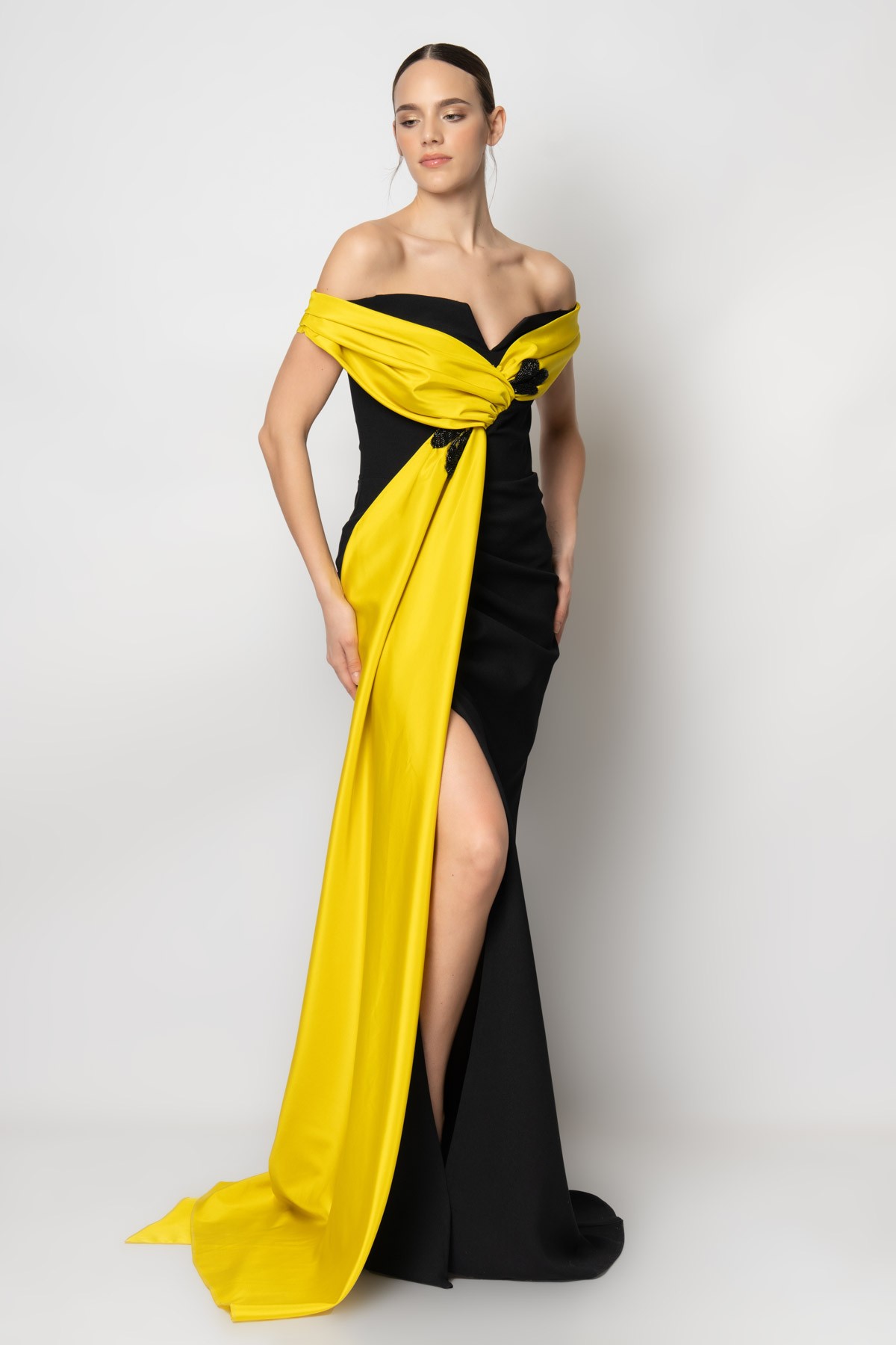 Göğüsten parçalı işlemeli şal yaka krep abiye elbise - Sarı