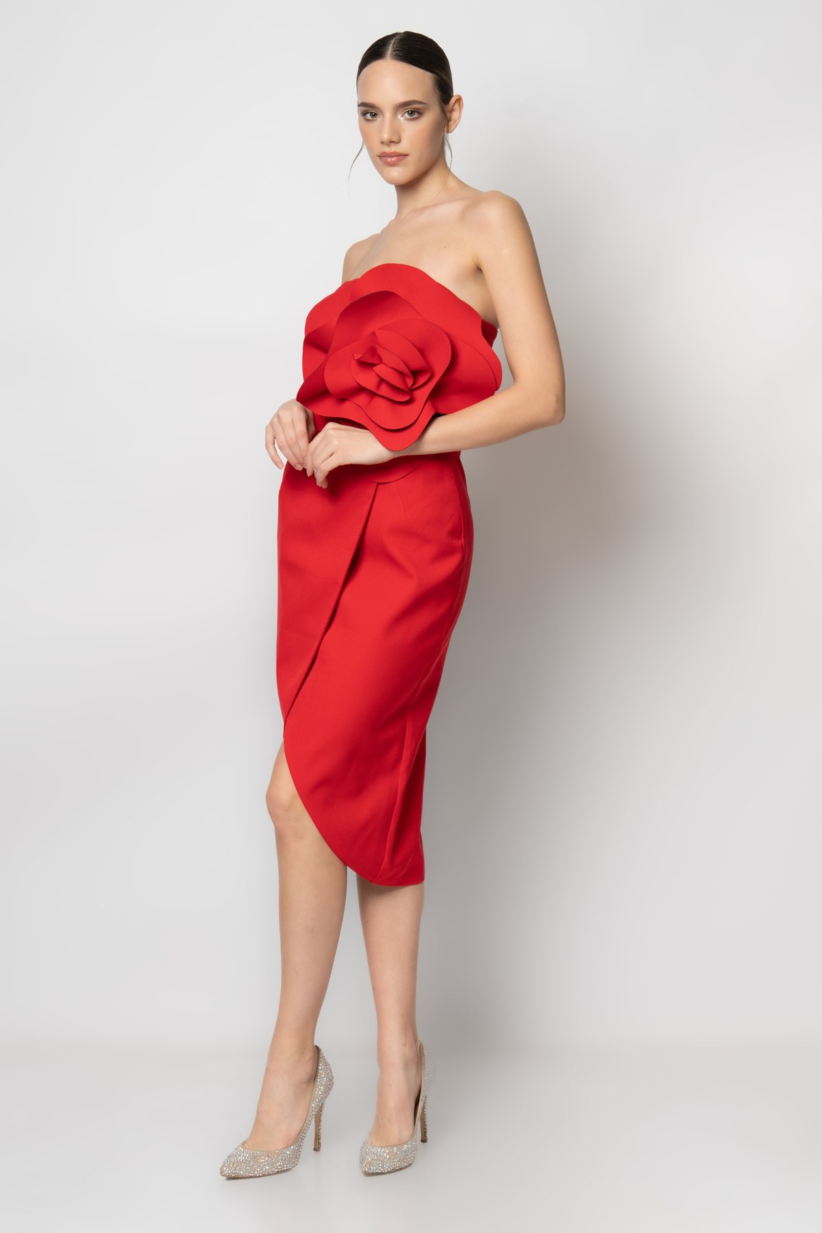 Göğsünde büyük çiçekli krep abiye elbise - Kırmızı