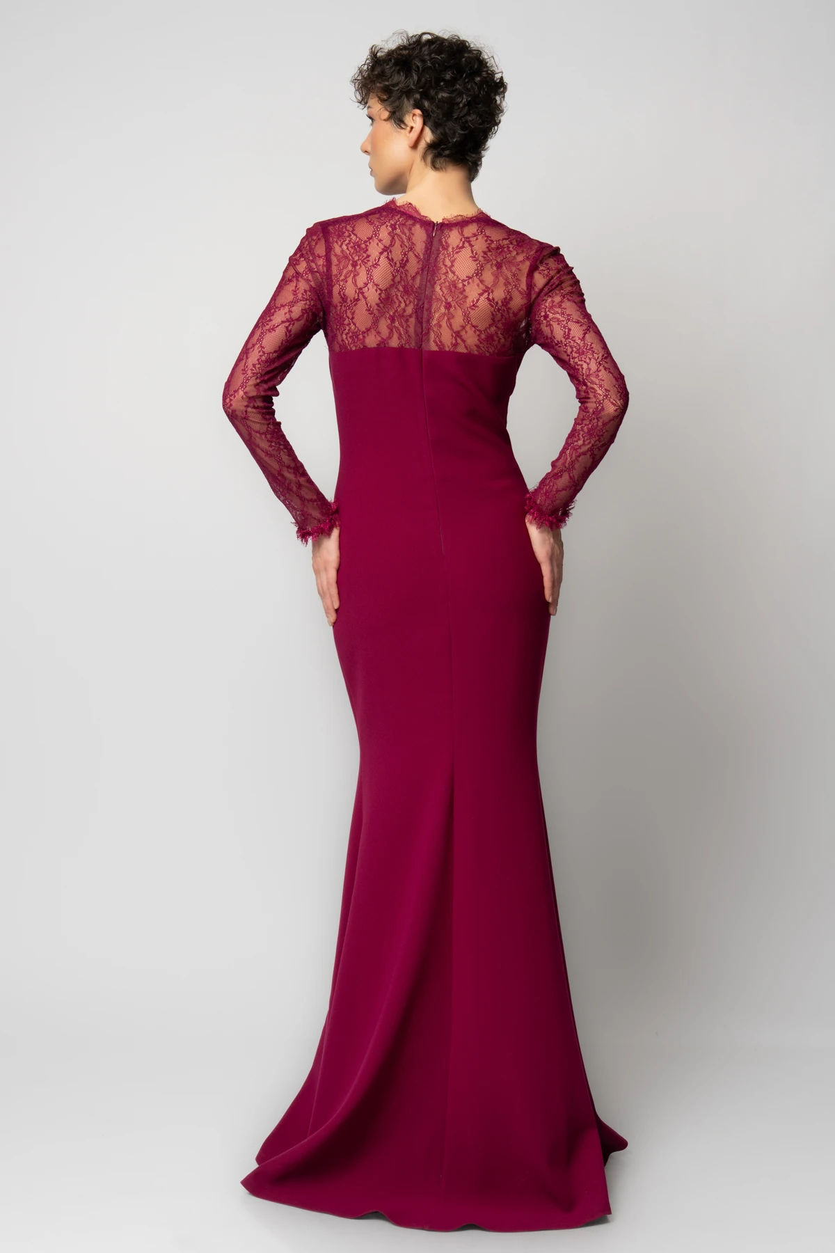 Göğsü kolları ve sırtı dantelli uzun kollu krep abiye elbise - Vişne