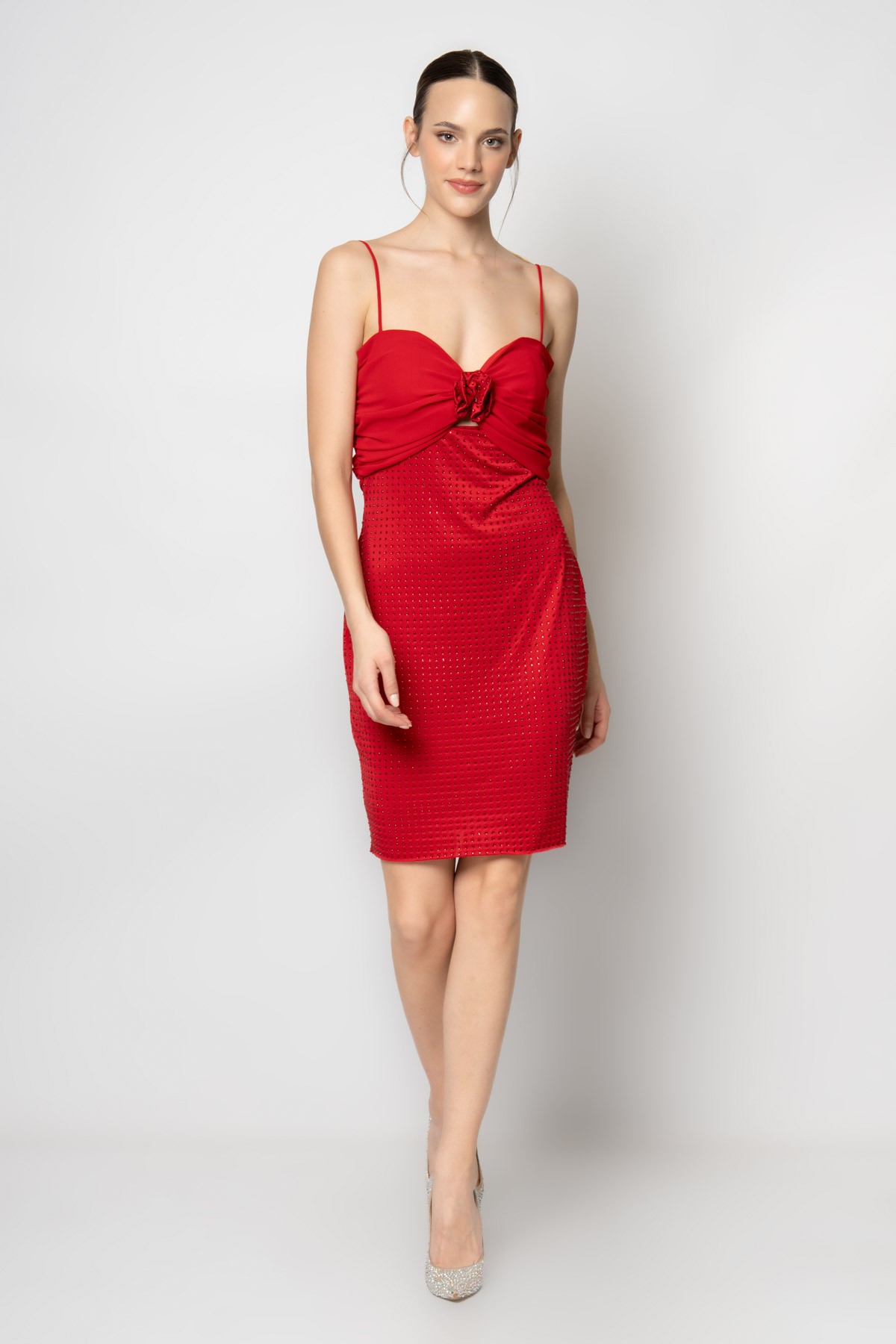 Göğüs ortası büzgülü çiçekli eteği taşlı örme kumaş abiye elbise - Kırmızı