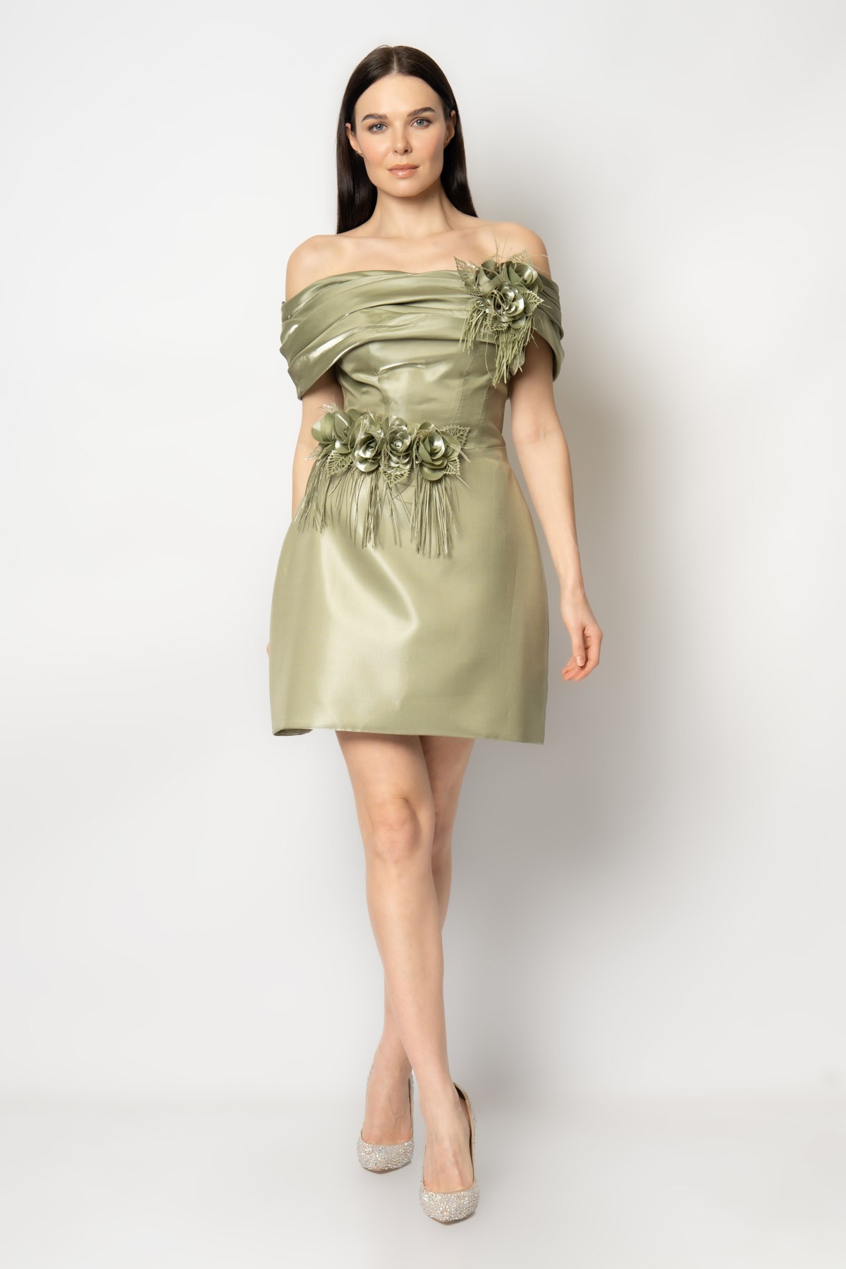 Yakası ve beli çiçekli korsajı kuplu abiye elbise - Yeşil