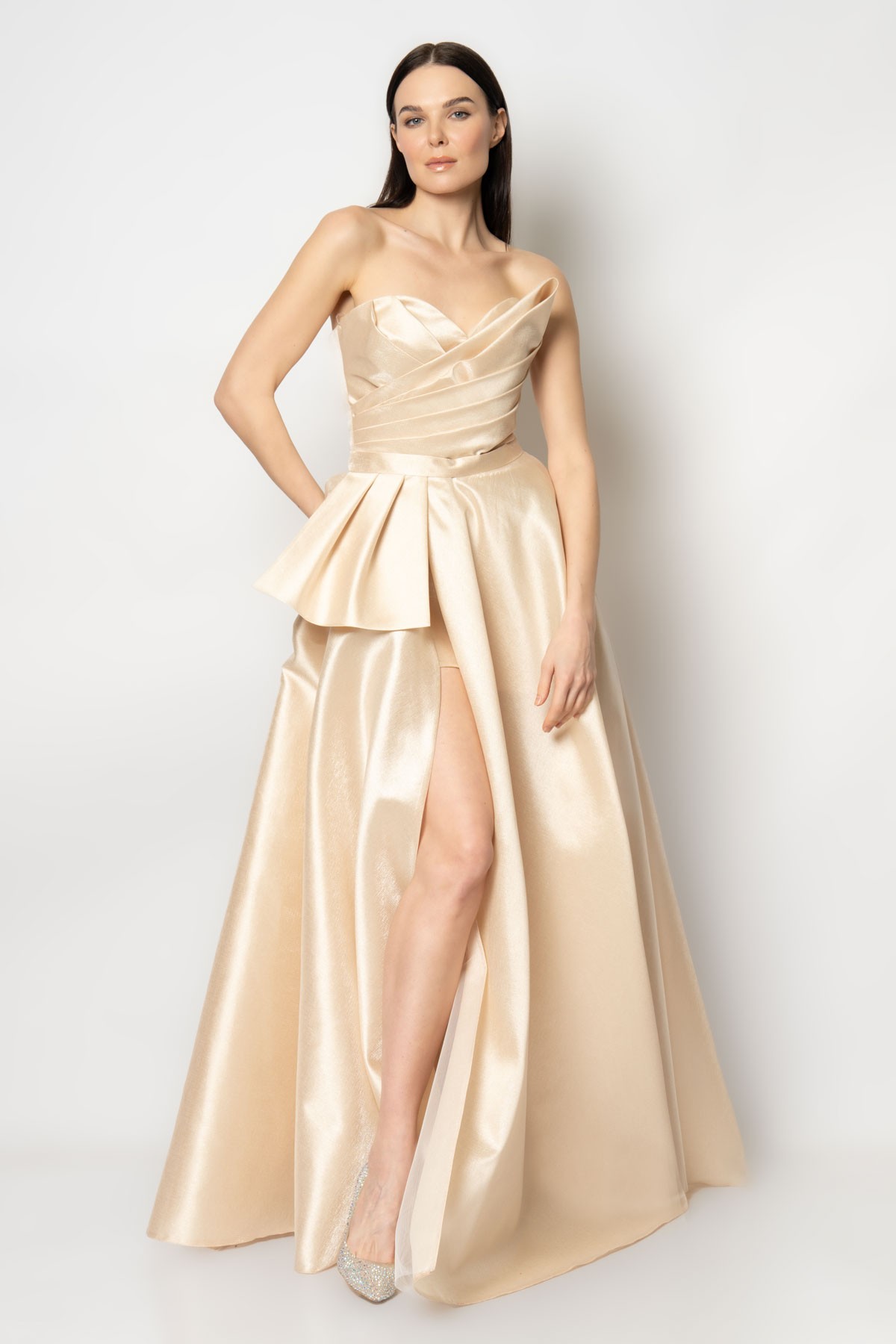 Robası kat kat pileli içi kısa etekli straplez abiye elbise - Bej