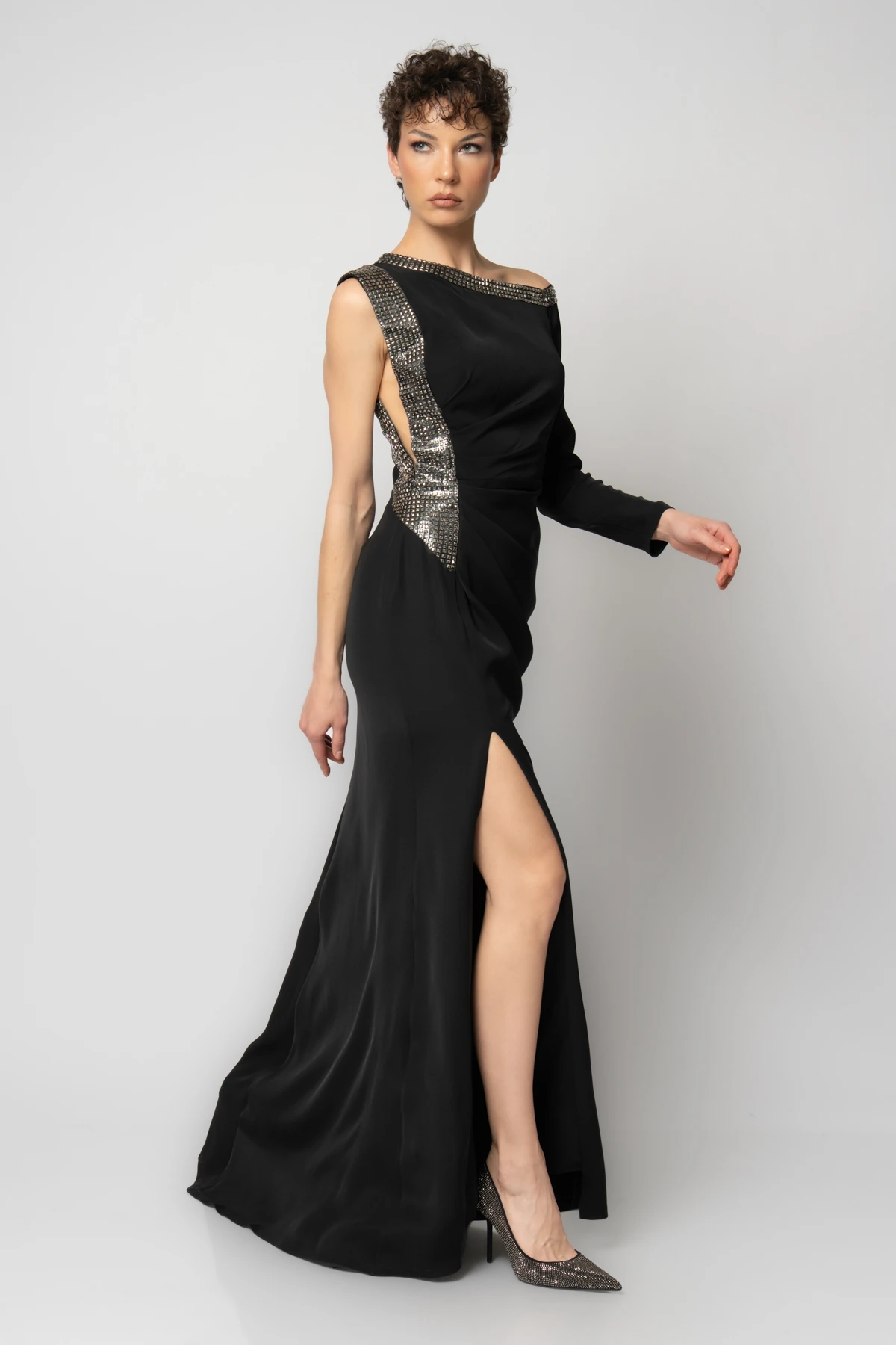 Yakası ve tek yanı taşlı tek kollu abiye elbise - Siyah