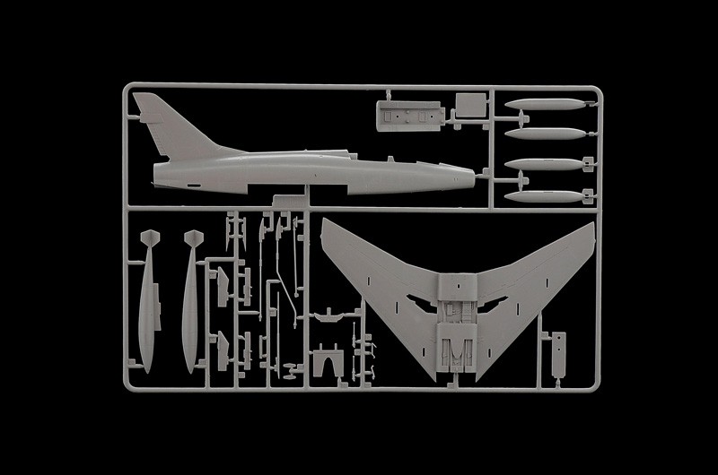 ITALERI 1398 1/72 F-100F SUPER SABRE SAVAŞ UÇAĞI MAKETİ