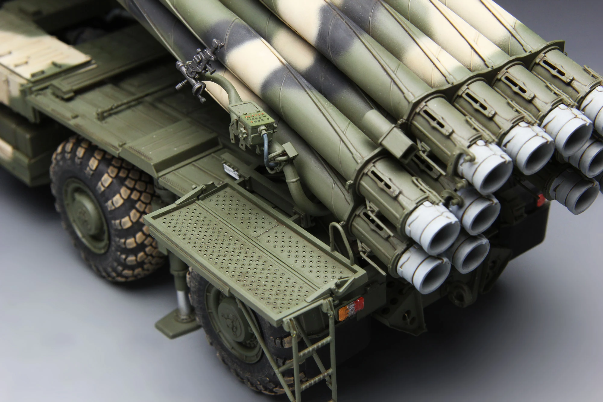 MENG SS-009 1/35 RUSSIAN LONG-RANGE ROCKET LAUNCHER 9A52-2 SMERCH ASKERİ ARAÇ MAKETİ