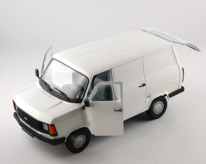 ITALERI 3687 1/24 FORD TRANSIT MK2 KAMYONET MAKETİ