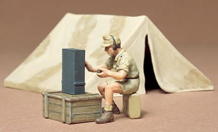 TAMIYA 35074  1/35 TENT SET İKİNCİ DÜNYA SAVAŞI ALMAN ÇATIR VE TELSİZCİ FİGÜR MAKETİ