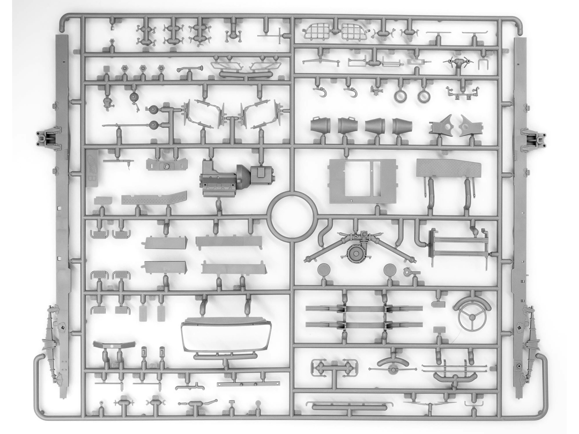 ICM 35519 1/35 AC-40-137A SOVYET İTFAİYE KAMYONU MAKETİ