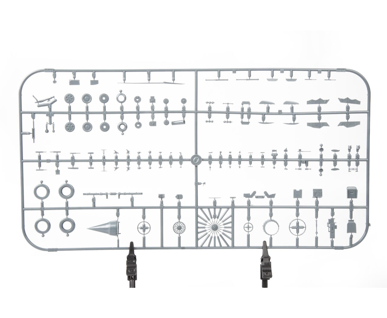 EDUARD 84202 1/48 MiG-21 PFM SAVAŞ UÇAĞI MAKETİ