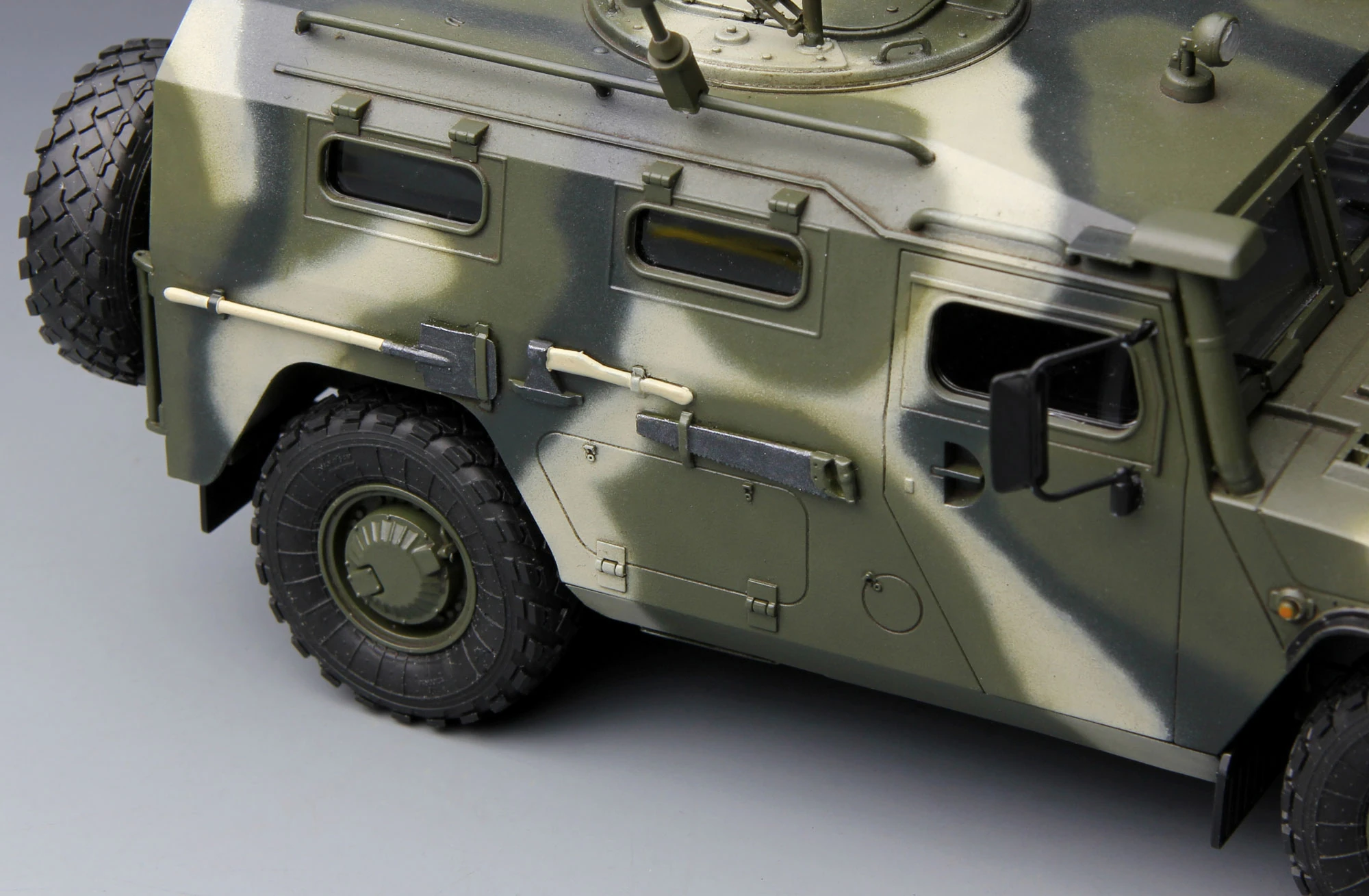 MENG VS-003 1/35 RUSSIAN ARMORED HIGH-MOBILITY VEHICLE GAZ-233014 STS “TIGER” ASKERİ ARAÇ MAKETİ