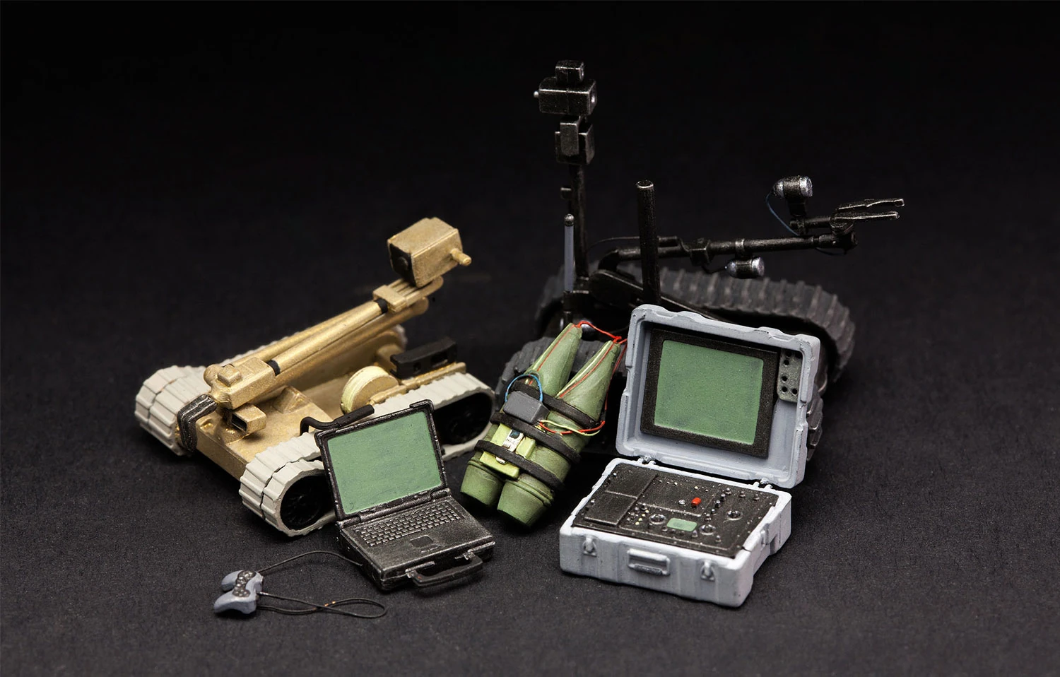 MENG HS-003 1/35 U.S. EXPLOSIVE ORDNANCE DISPOSAL SPECIALISTS & ROBOTS BOMBA İMHA PERSONELİ ve ROBOTU FİGÜR MAKETİ