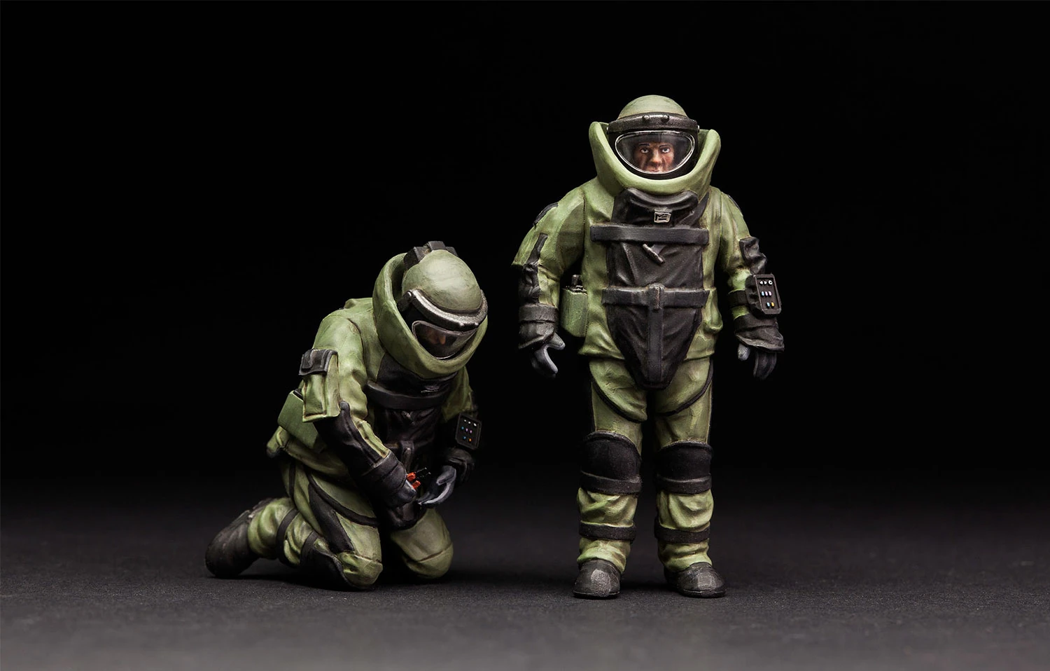 MENG HS-003 1/35 U.S. EXPLOSIVE ORDNANCE DISPOSAL SPECIALISTS & ROBOTS BOMBA İMHA PERSONELİ ve ROBOTU FİGÜR MAKETİ