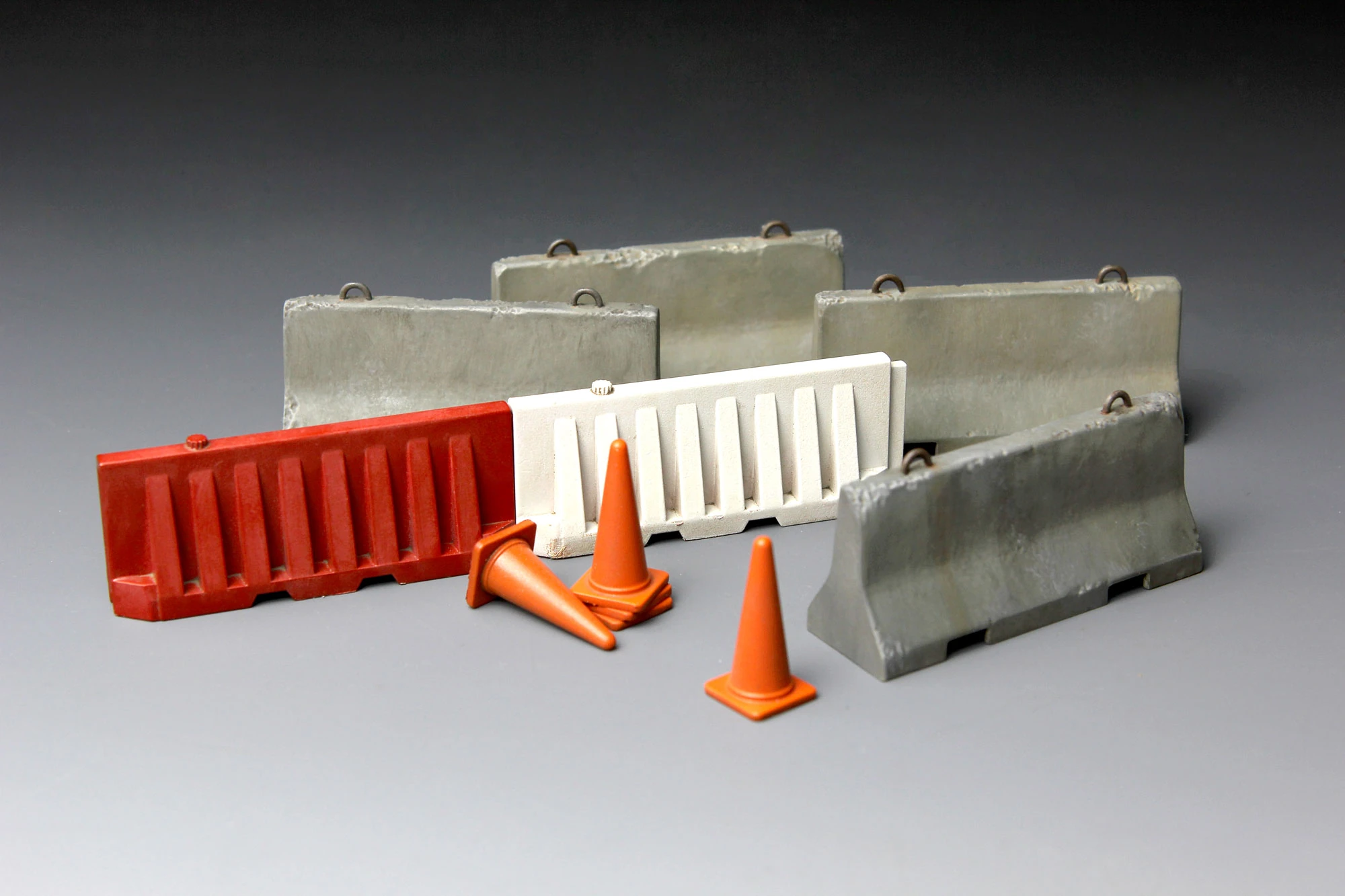 MENG SPS-012 1/35 CONCRETE & PLASTIC BARRIER SET BETON & PLASTİK BARİYER DETAYLANDIRMA SETİ
