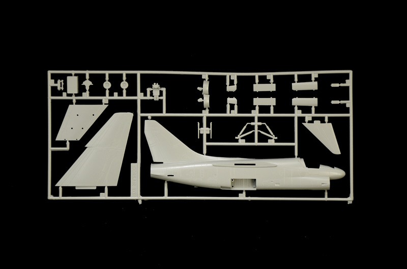 ITALERI 1411 1/72 A-7E CORSAIR II SAVAŞ UÇAĞI MAKETİ