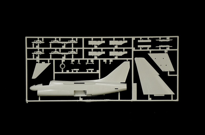 ITALERI 1411 1/72 A-7E CORSAIR II SAVAŞ UÇAĞI MAKETİ