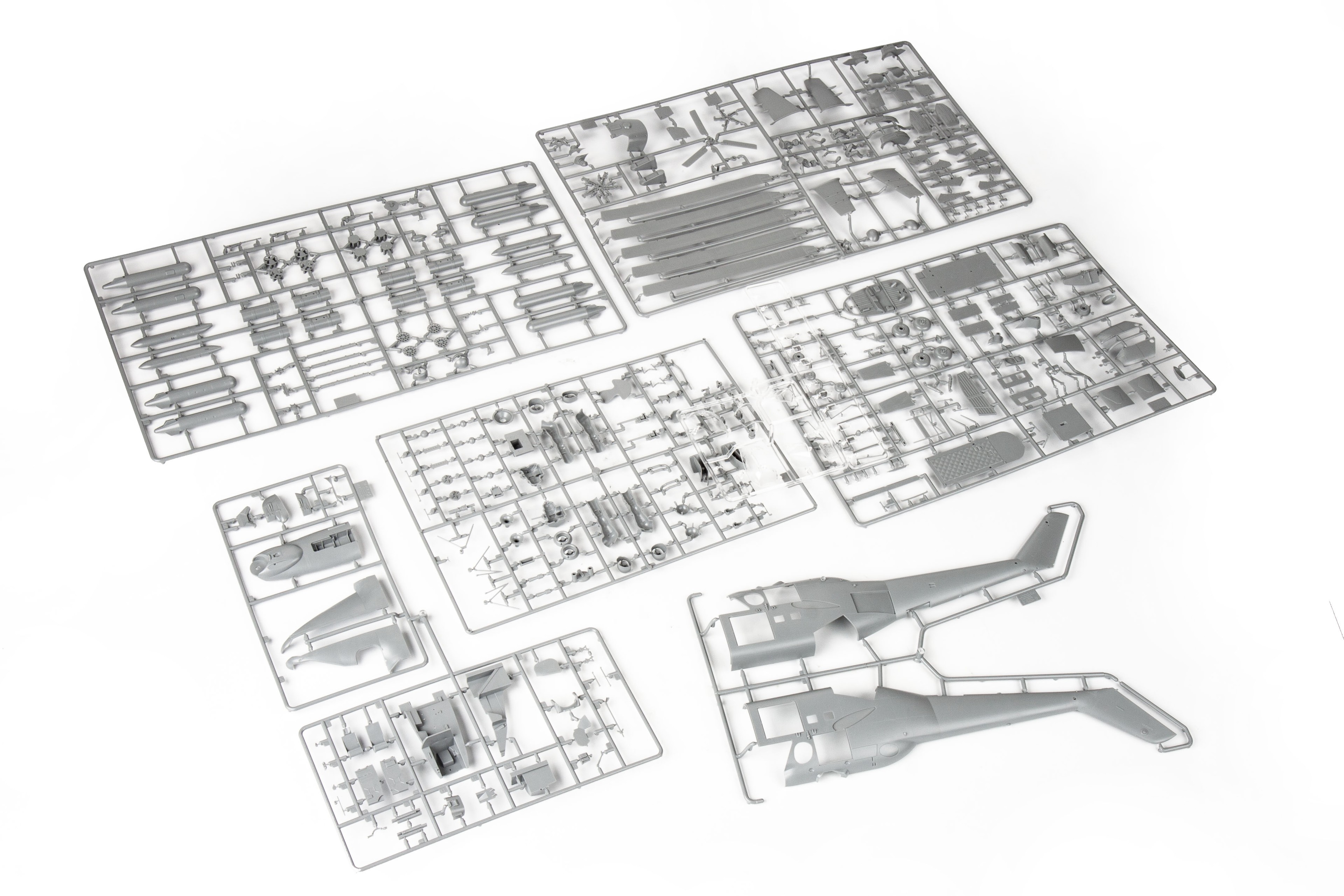 EDUARD 11163 1/48 HIND E SAVAŞ HELİKOPTERİ MAKETİ