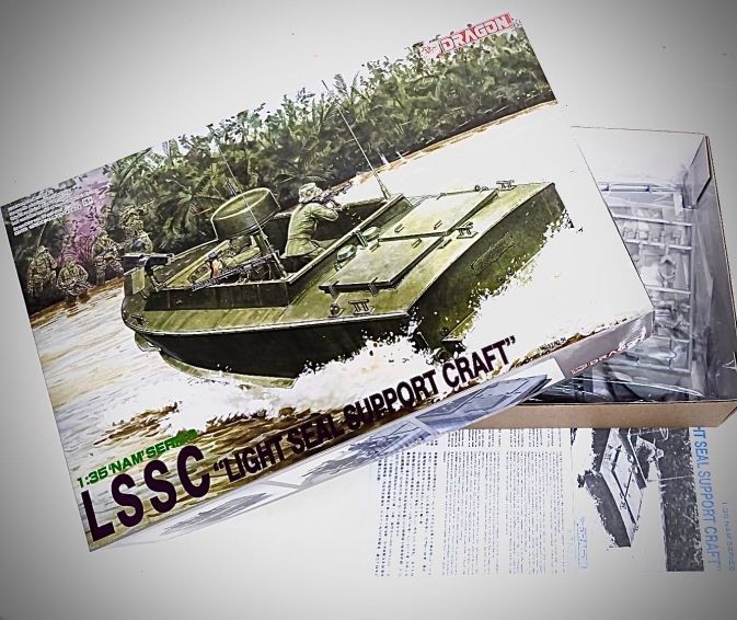 DRAGON 3301 1/35 LSSC (LIGHT SEAL SUPPORT CRAFT) VİETNAM SAVAŞI AMERİKAN DEVRİYE TEKNESİ MAKETİ