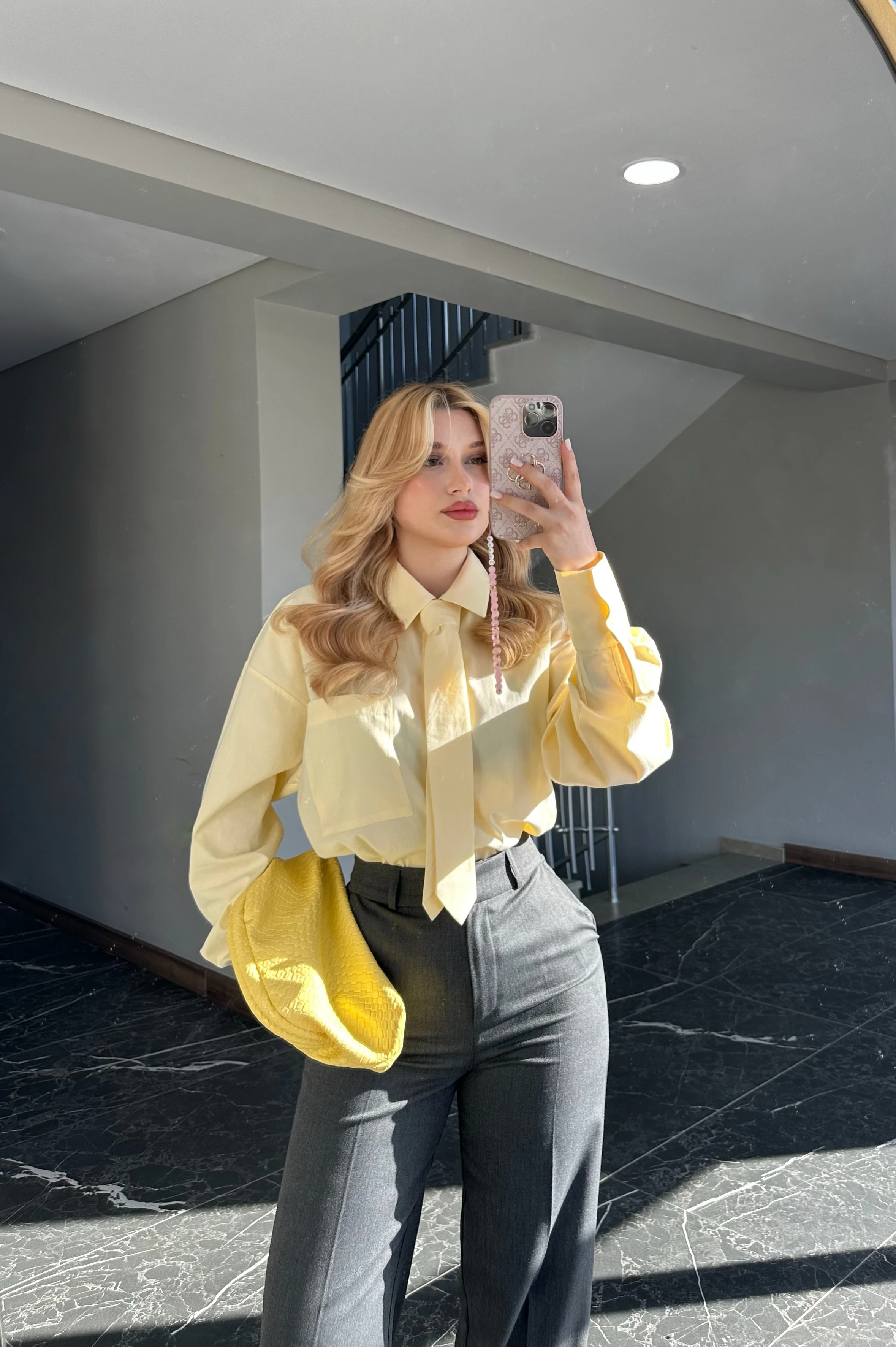 Kravat Aksesuarlı Kolej Tarzı Gömlek - Sarı