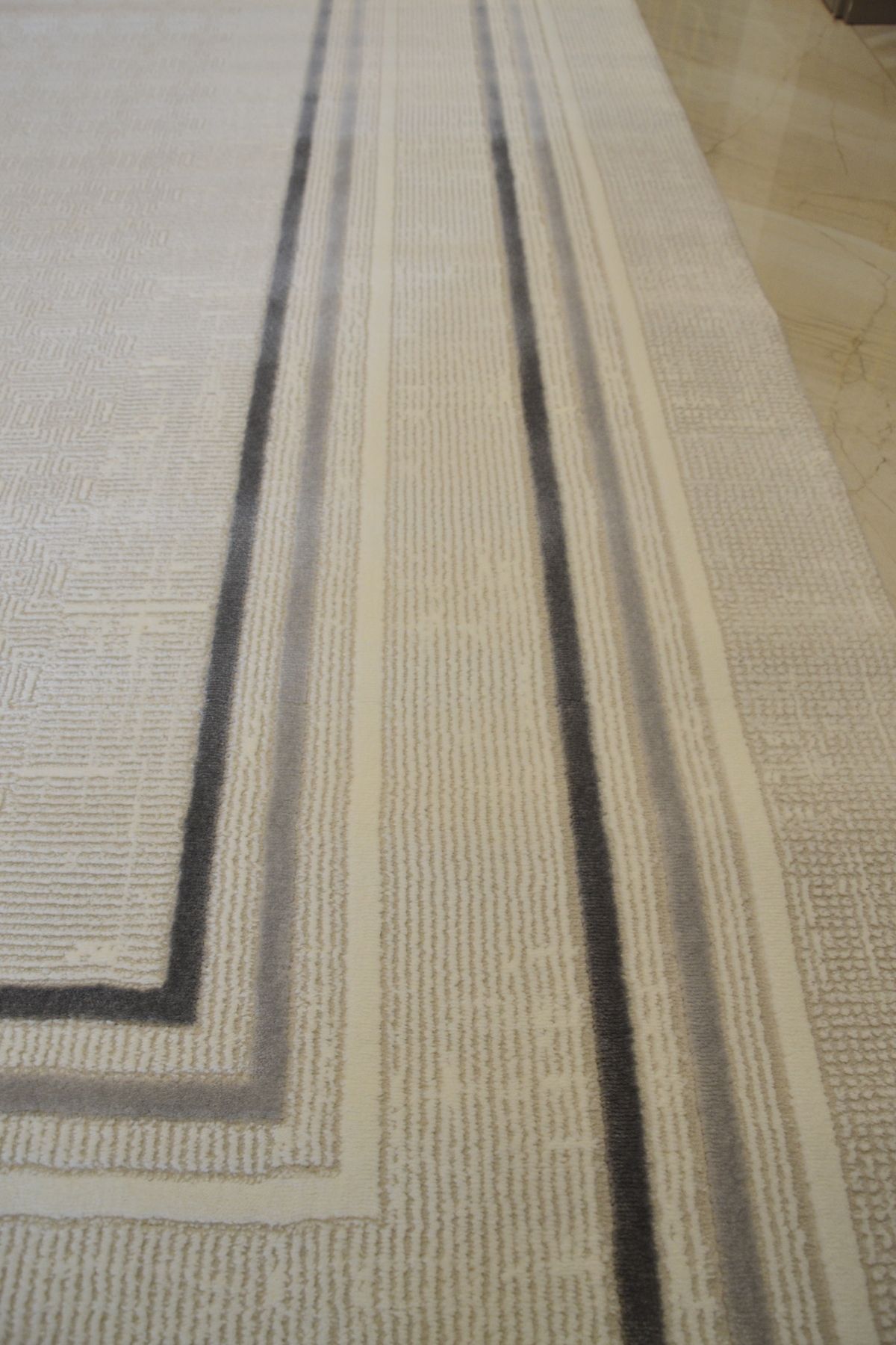 Geometrik Çizgili Kremrengi Yıkanabilir Polip Polyester Dekoratif Salon& Oturma Odası Halısı