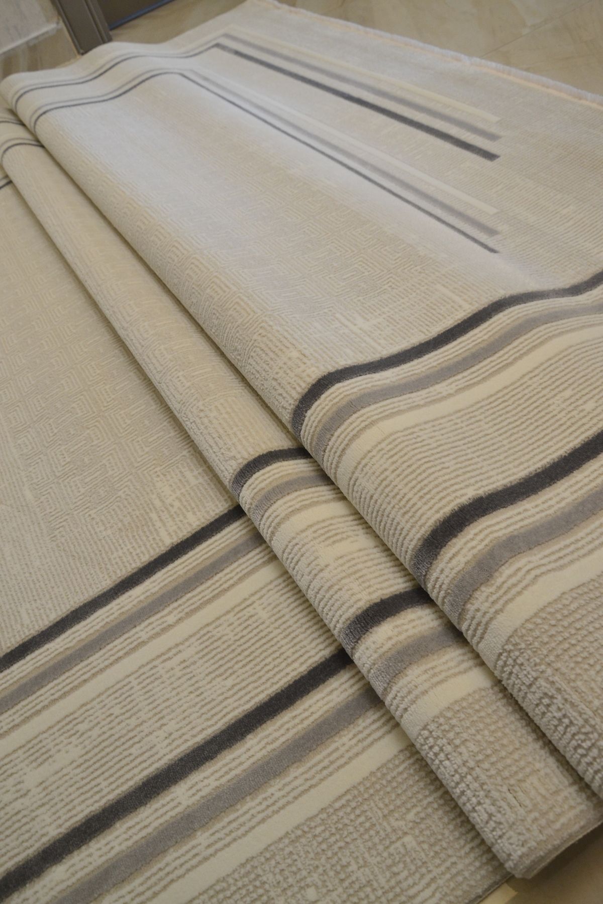 Geometrik Çizgili Kremrengi Yıkanabilir Polip Polyester Dekoratif Salon& Oturma Odası Halısı