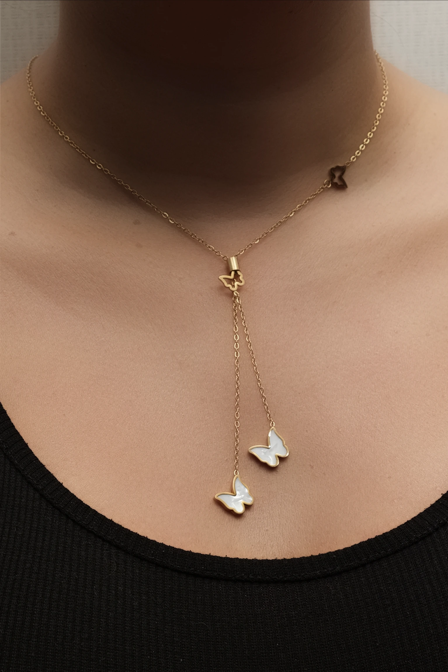 Kelebeğin Fısıltısı Sedef Kelebekli Kolye | Ayarlanabilir Çelik Lariat Kolye