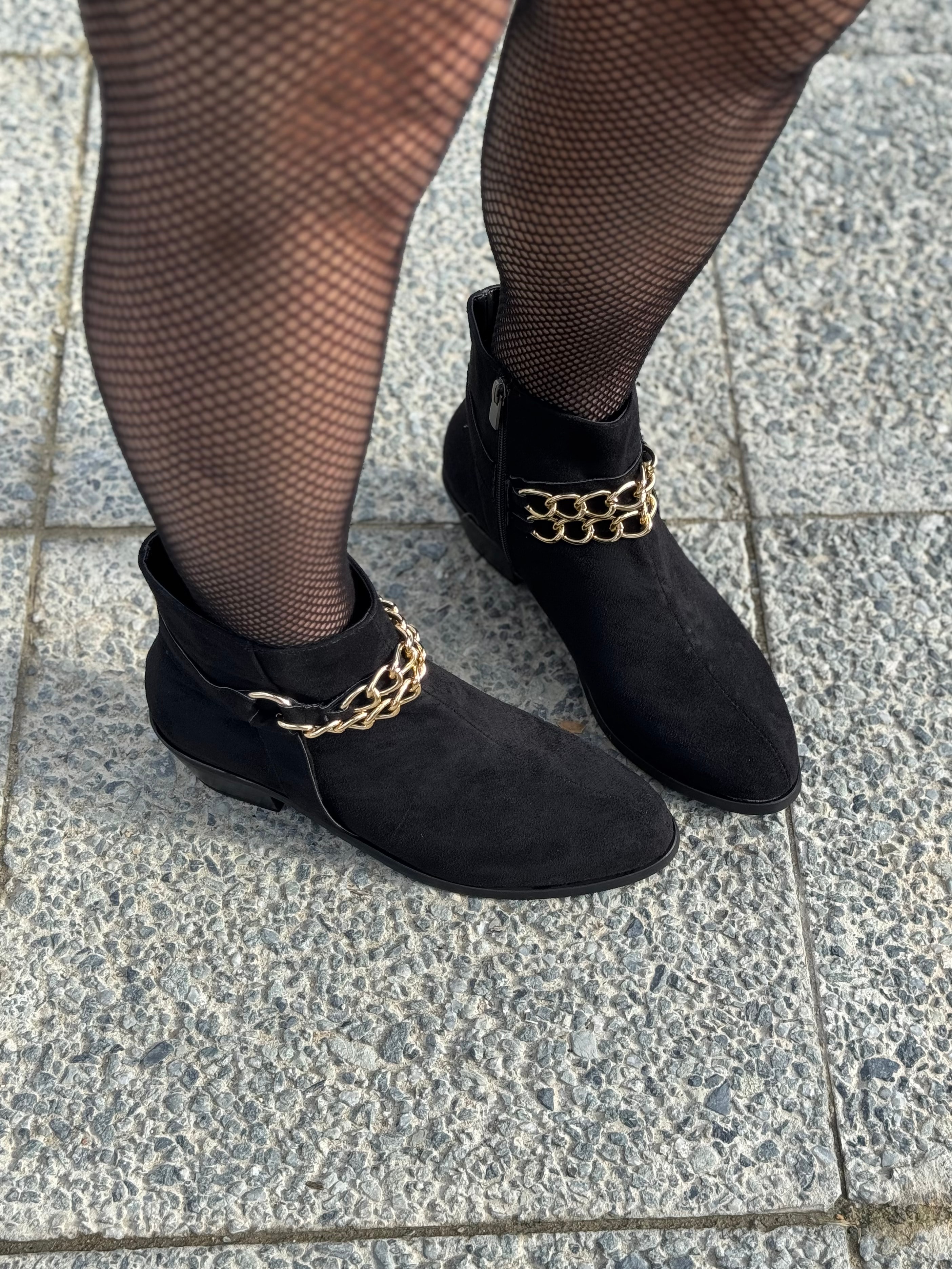 Chai Büyük Numara Zincir Detaylı Kısa Topuklu Kadın Bot Şık ve Konforlu