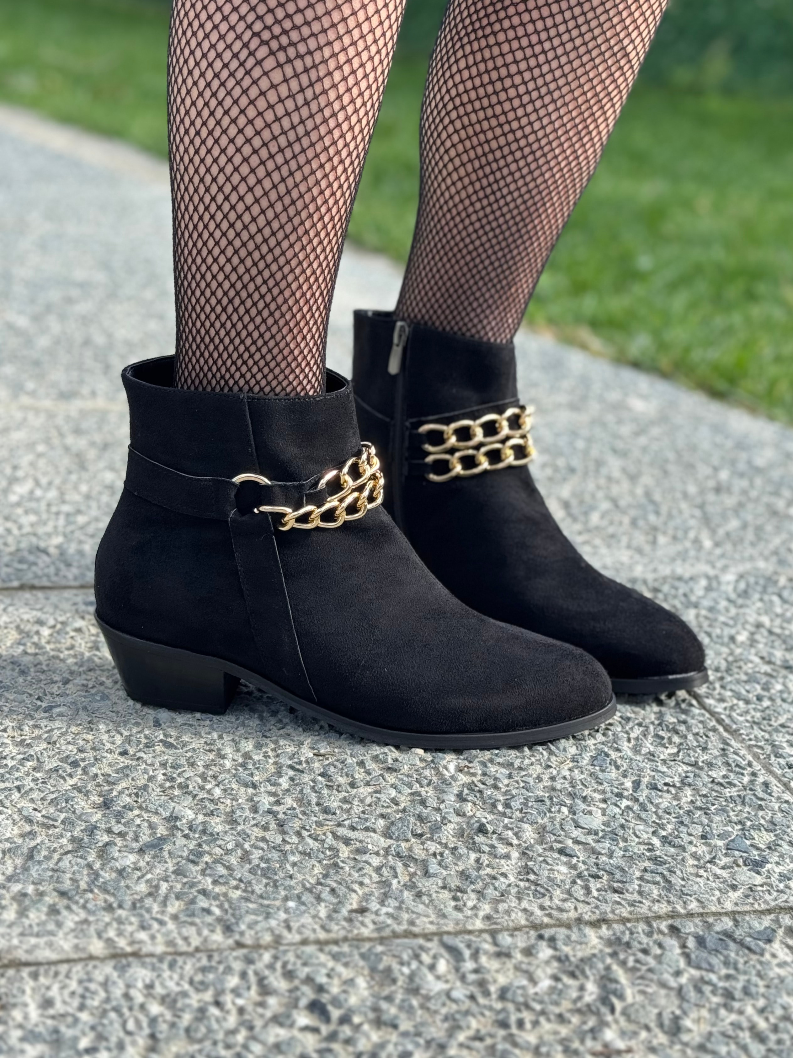 Chai Büyük Numara Zincir Detaylı Kısa Topuklu Kadın Bot Şık ve Konforlu
