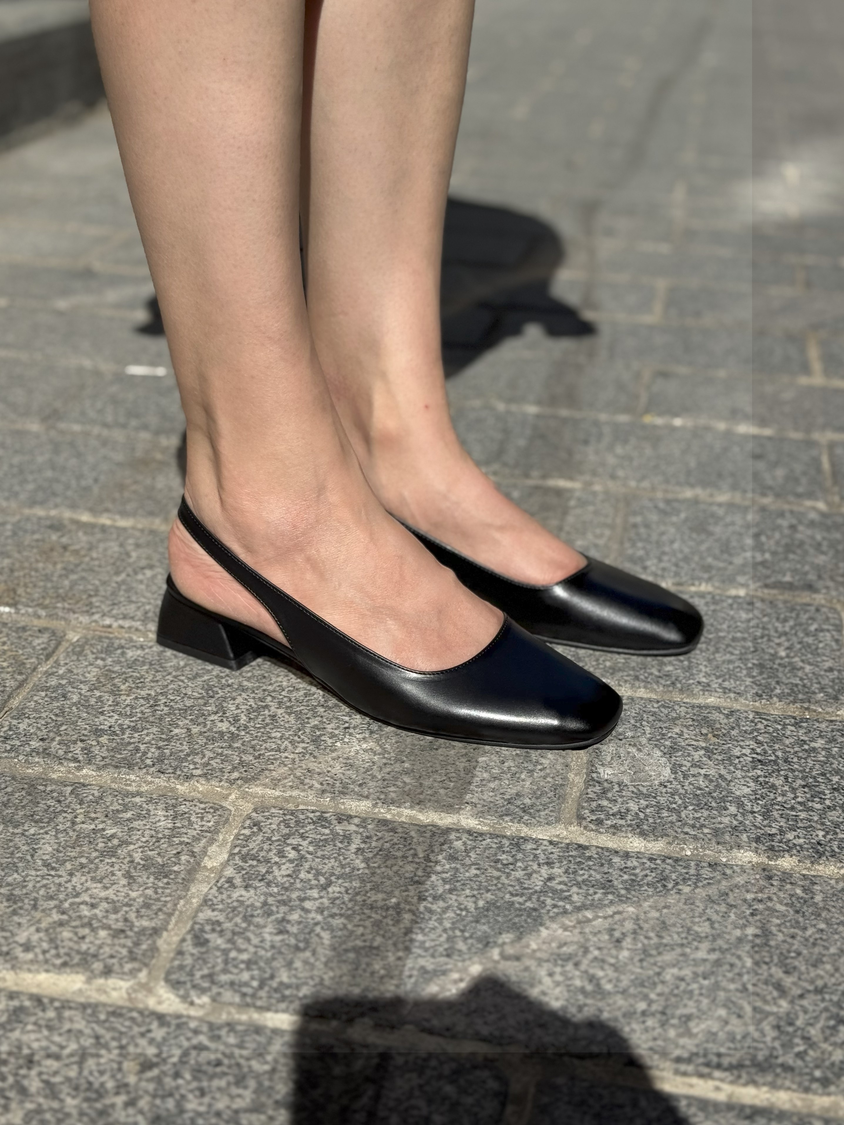 Pera Kadın Düz Mat Küt Burun Arkası Açık Ayakkabı Minimal ve Zarif - Siyah