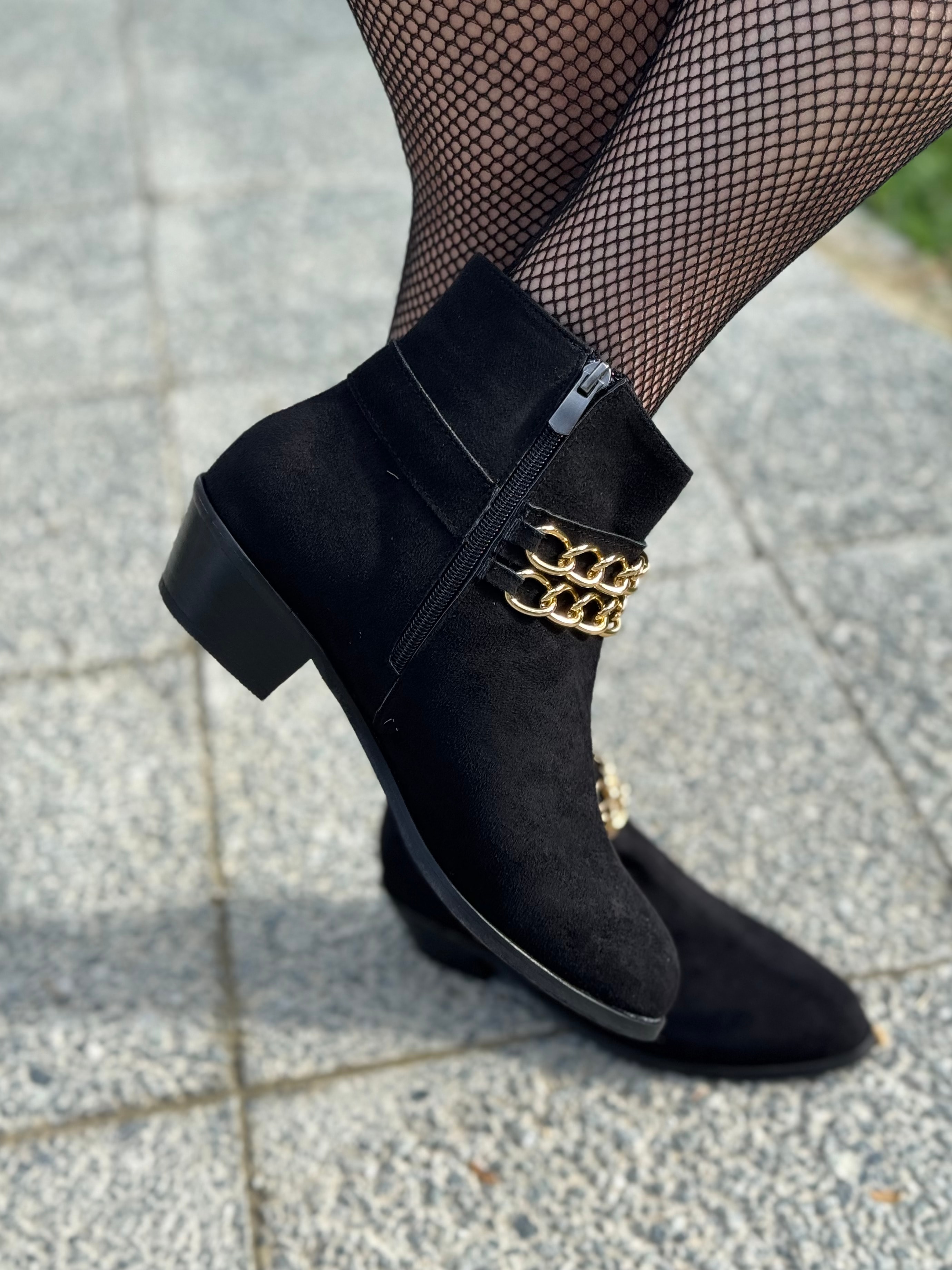 Chai Büyük Numara Zincir Detaylı Kısa Topuklu Kadın Bot Şık ve Konforlu