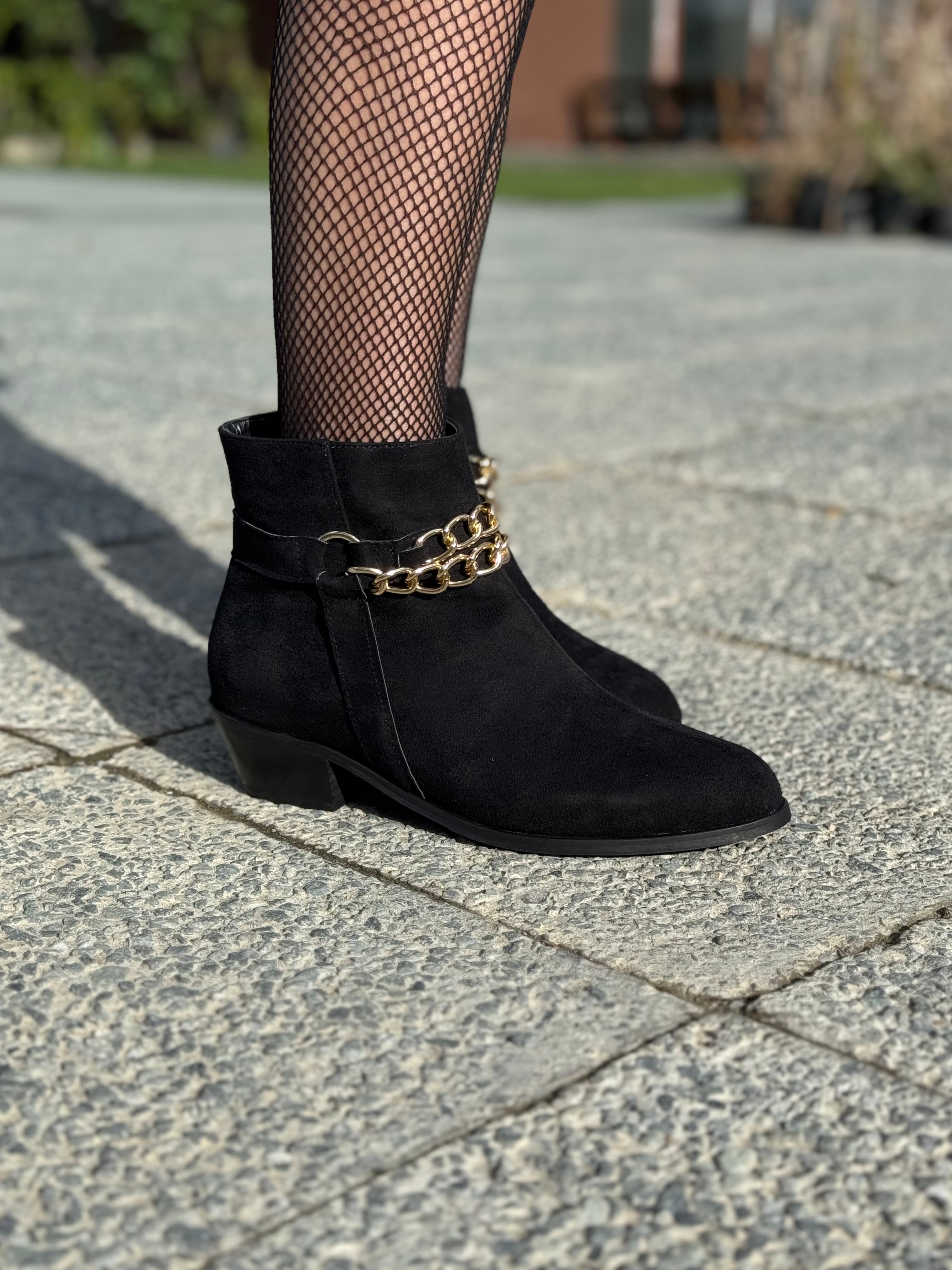 Chai Büyük Numara Zincir Detaylı Kısa Topuklu Kadın Bot Şık ve Konforlu
