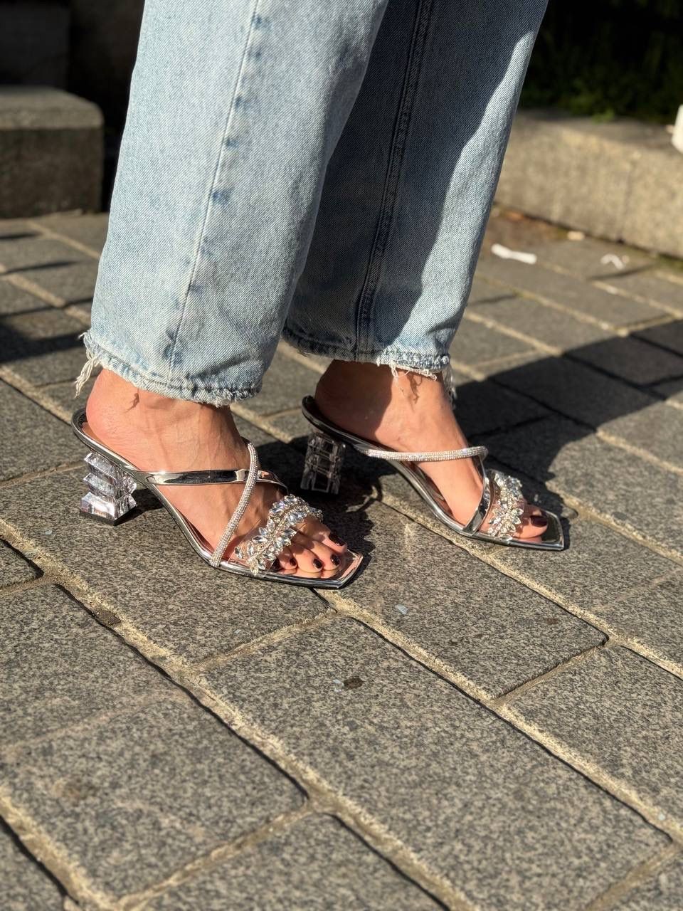Cam Topuklu Taşlı Sandalet
