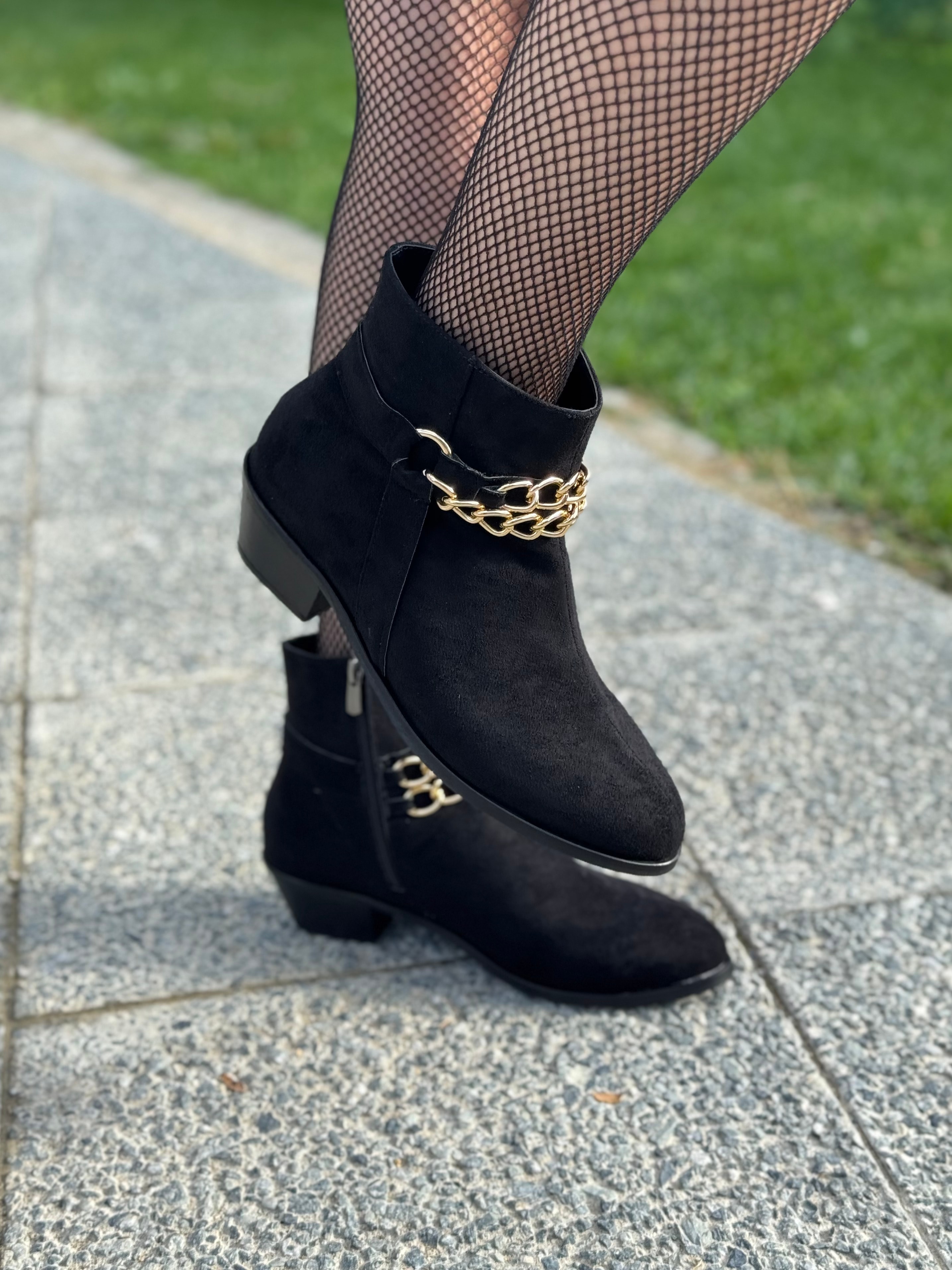 Chai Büyük Numara Zincir Detaylı Kısa Topuklu Kadın Bot Şık ve Konforlu