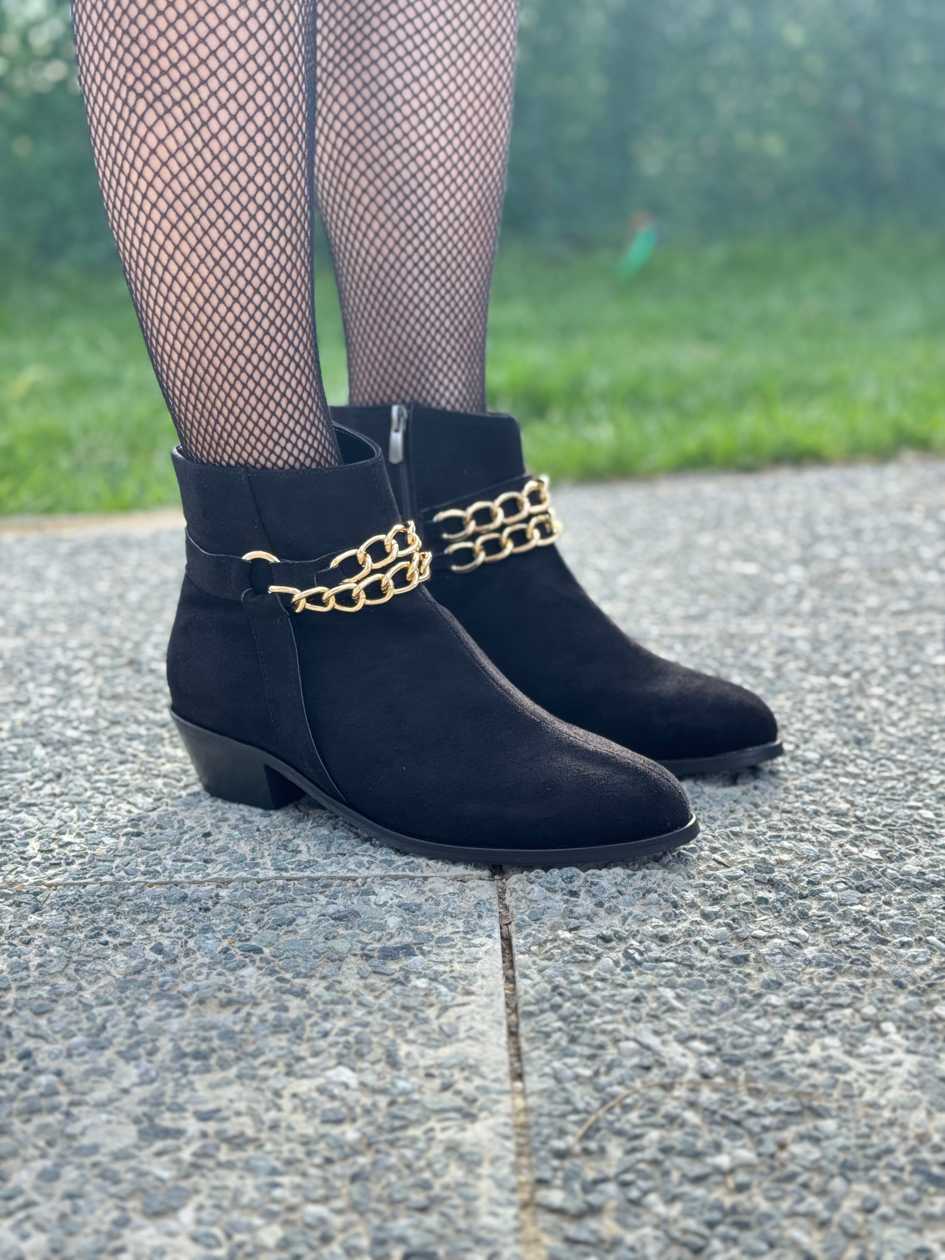 Chai Büyük Numara Zincir Detaylı Kısa Topuklu Kadın Bot Şık ve Konforlu