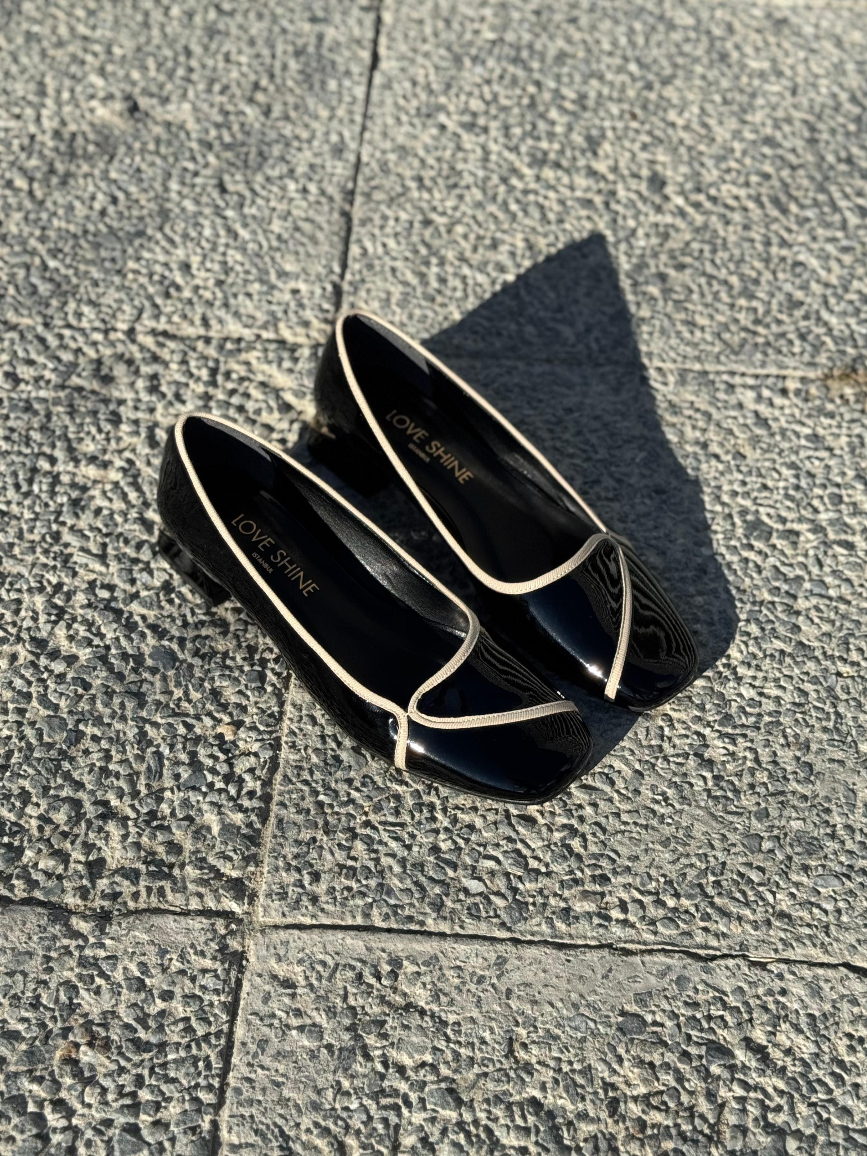 Merlina Siyah Parçalı Galvaniz Topuklu Küt Burun Kadın Ayakkabı Modern ve Işıltılı