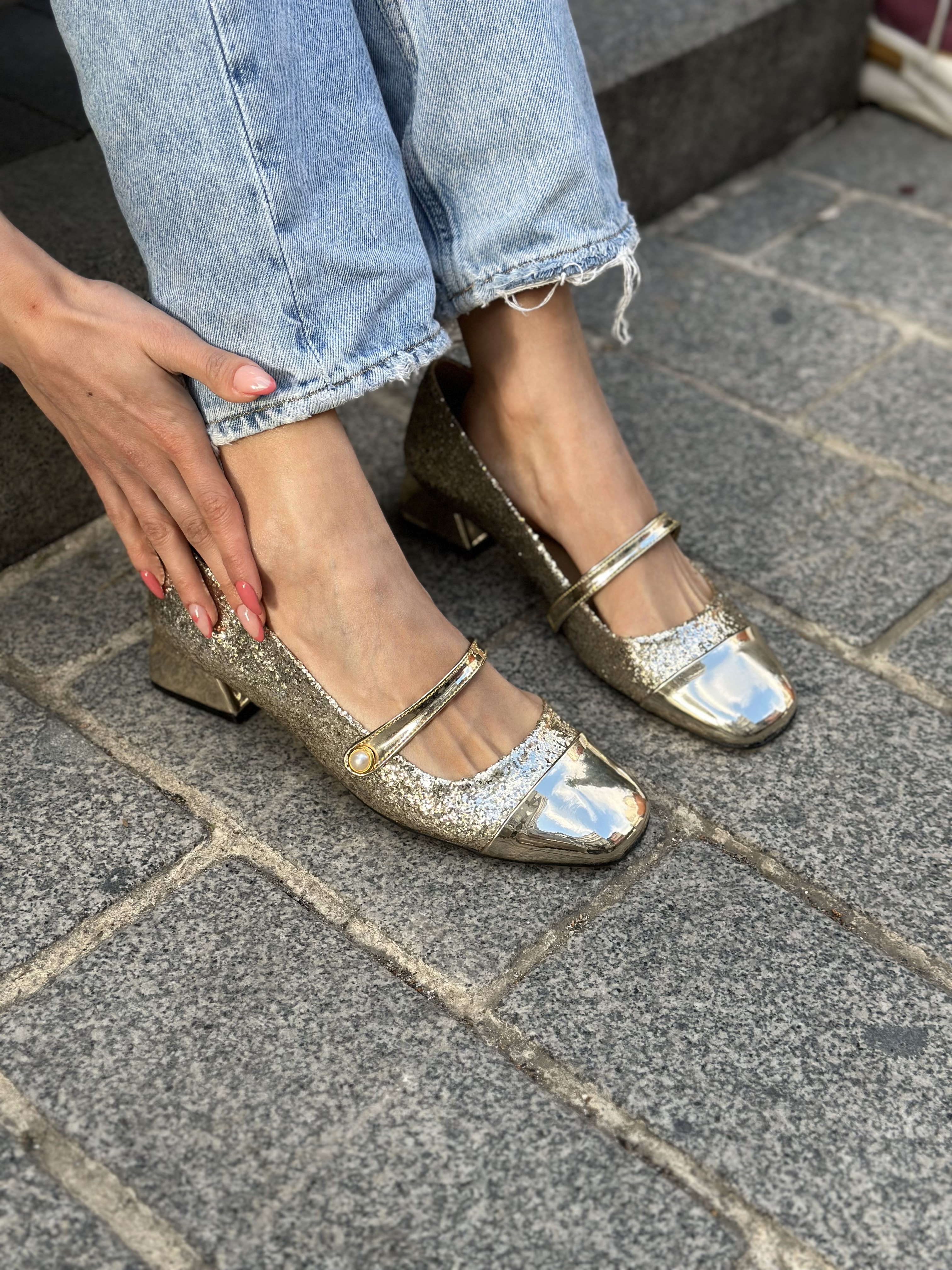 Jemi Parlak Küt Burun Kadın Topuklu Ayakkabı Işıltılı Tasarım - Altın