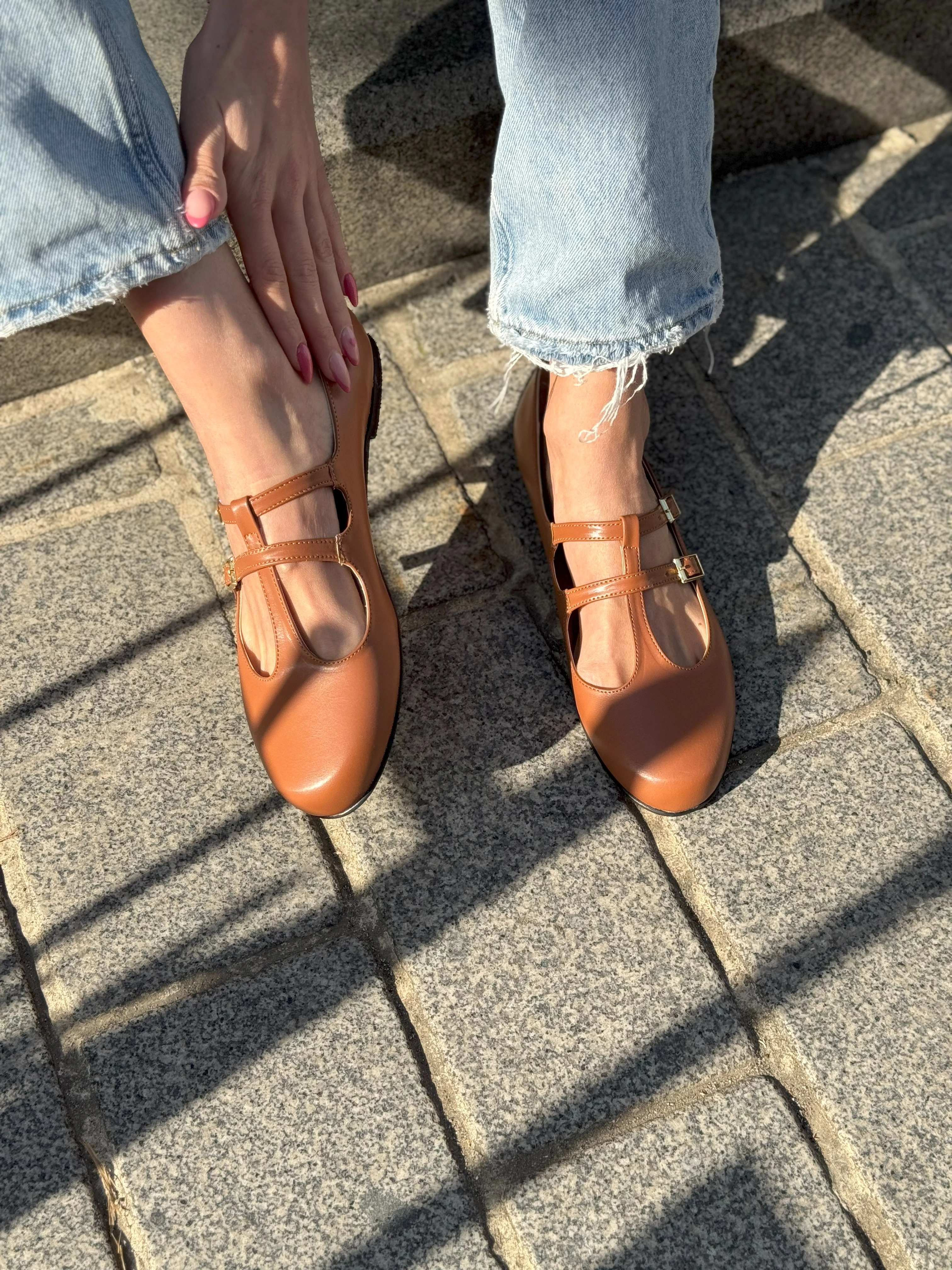 Julie Kadın Önü Yuvarlak Bantlı Babet Konforlu ve Zarif Büyük Numara - Kahve