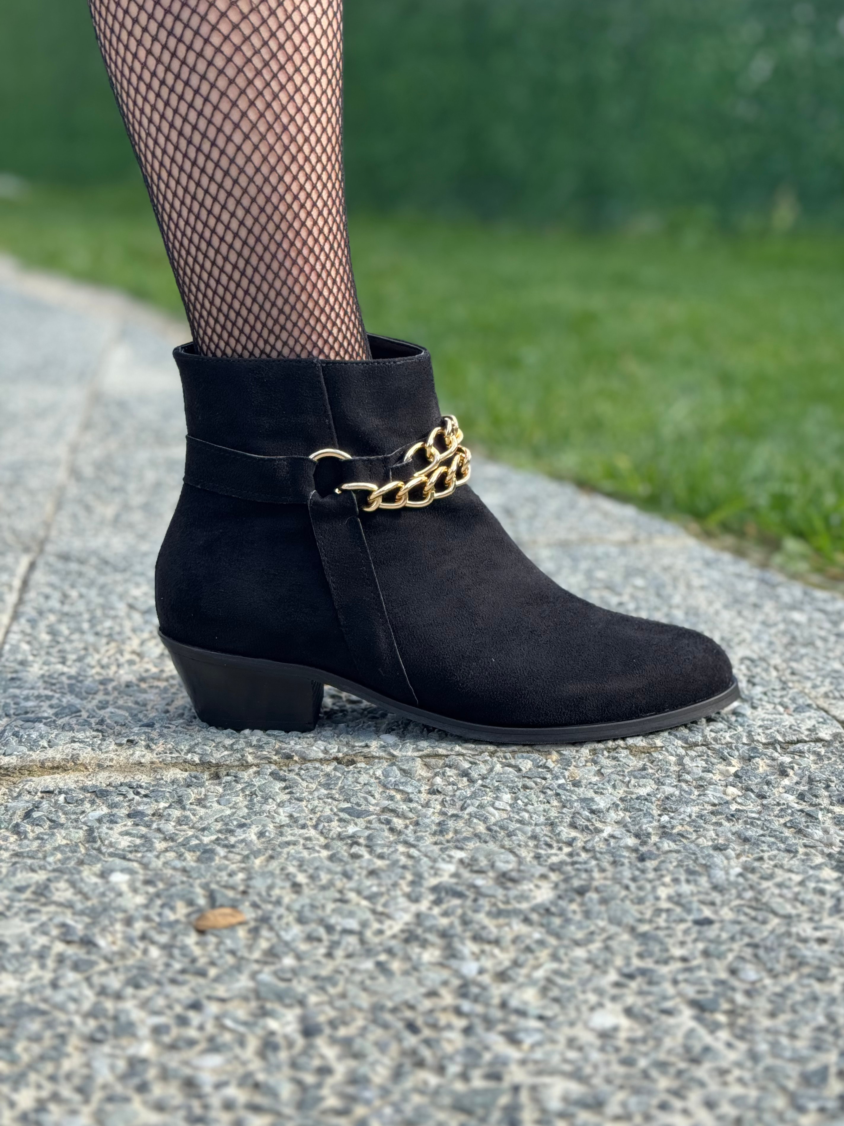 Chai Büyük Numara Zincir Detaylı Kısa Topuklu Kadın Bot Şık ve Konforlu