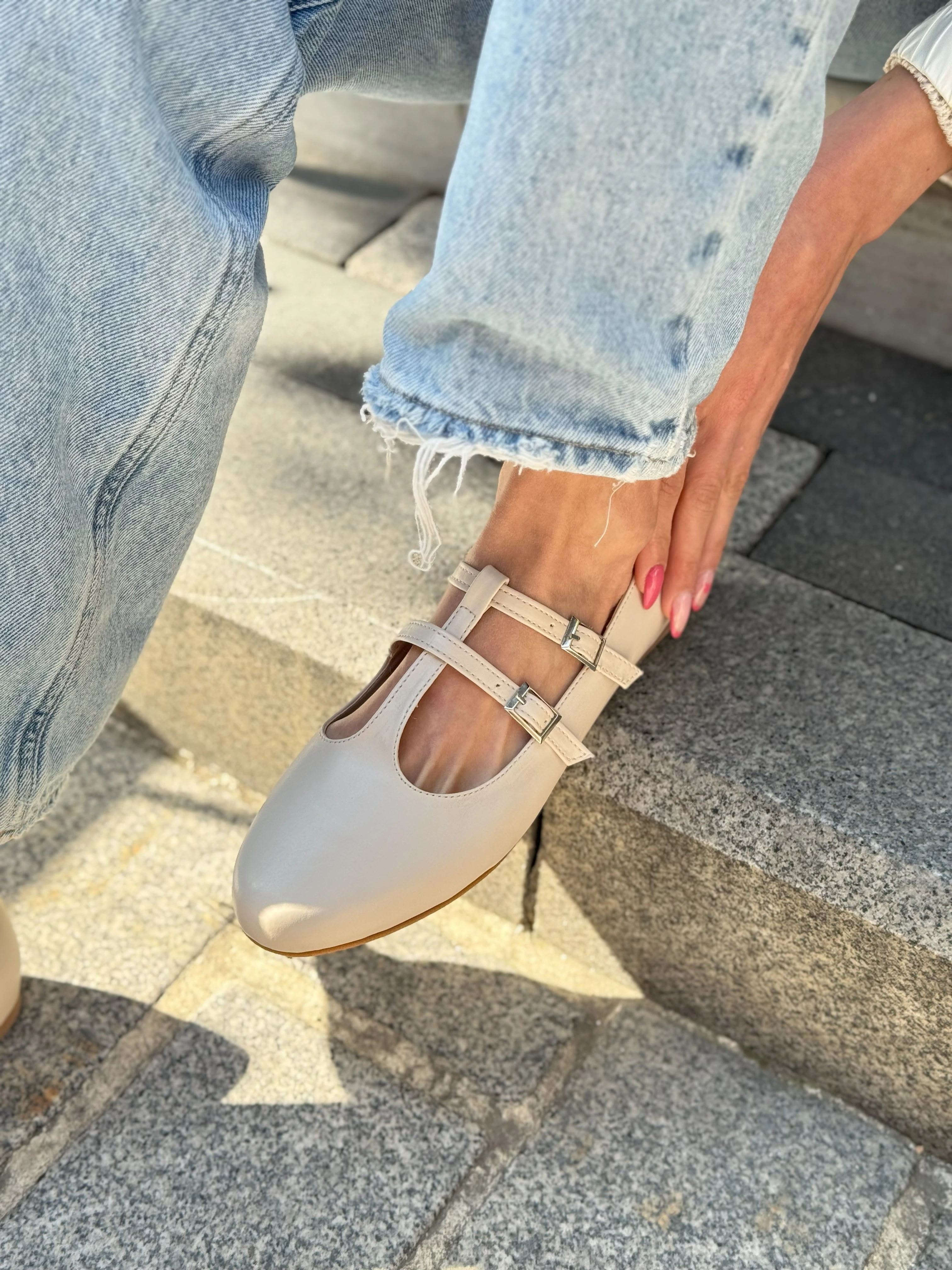 Julie Kadın Önü Yuvarlak Bantlı Babet Konforlu ve Zarif Büyük Numara - Bej