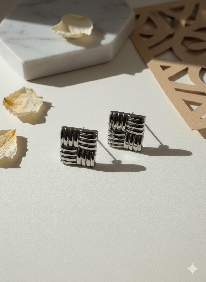 Kare detaylı çelik küpe (GÜMÜŞ)