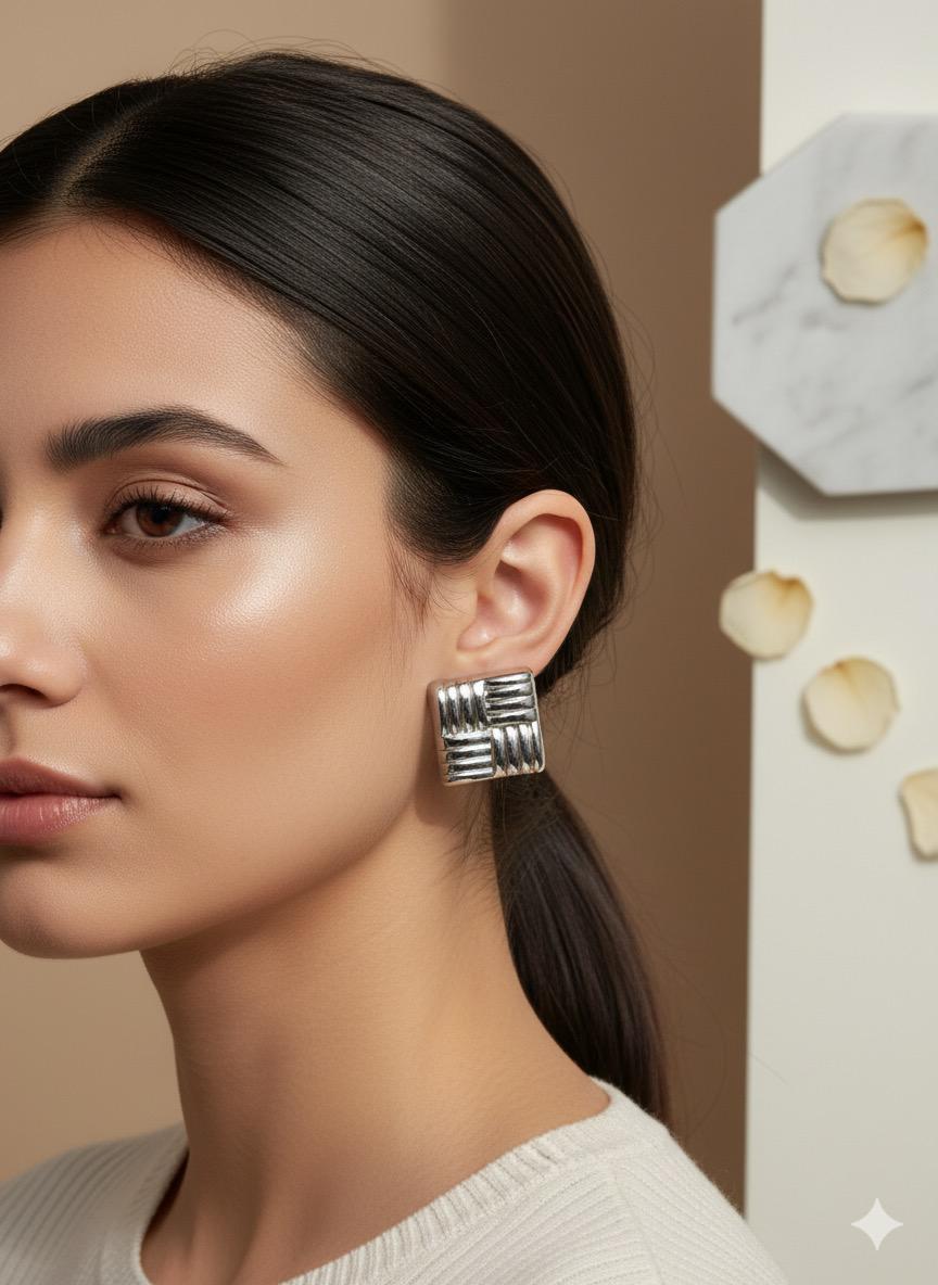 Kare detaylı çelik küpe (GÜMÜŞ)