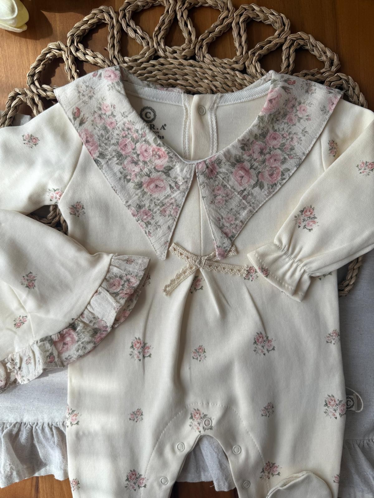 Kız Bebek Çiçekli Yakalı Krem Şapkalı Tulum