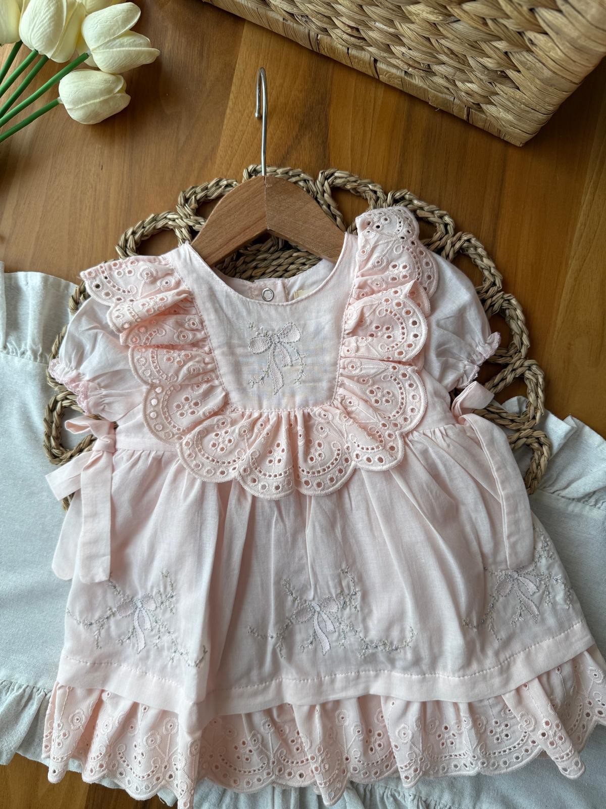 Kız Bebek Fiyonk Nakışlı Brode Dantelli Pudra Elbise