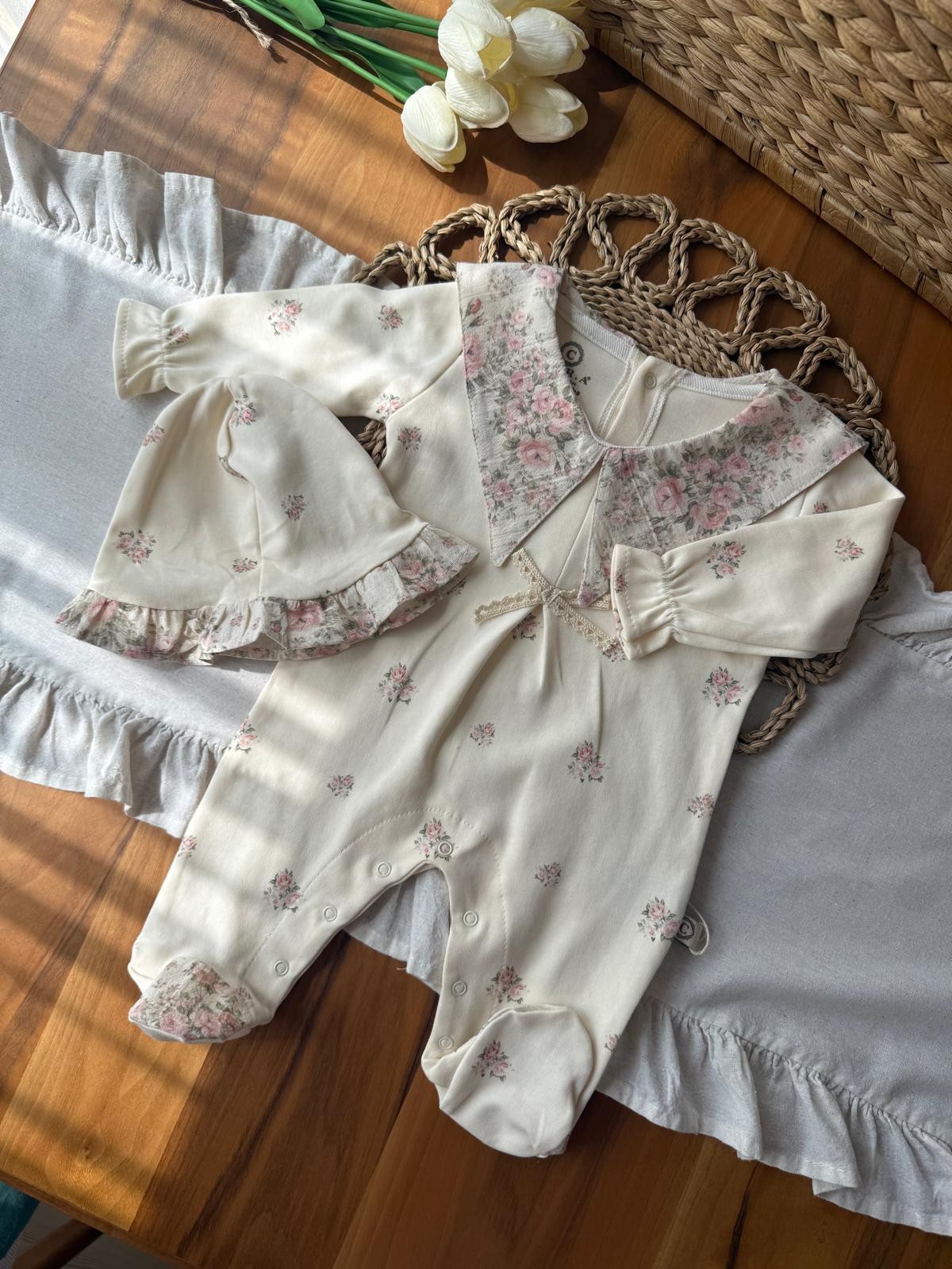 Kız Bebek Çiçekli Yakalı Krem Şapkalı Tulum