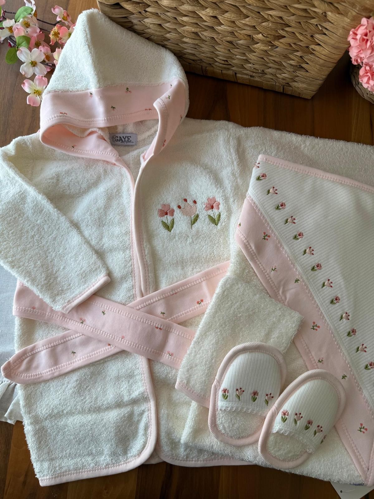 Kız Bebek 0-12 Ay Çiçek Nakışlı Bornoz Set