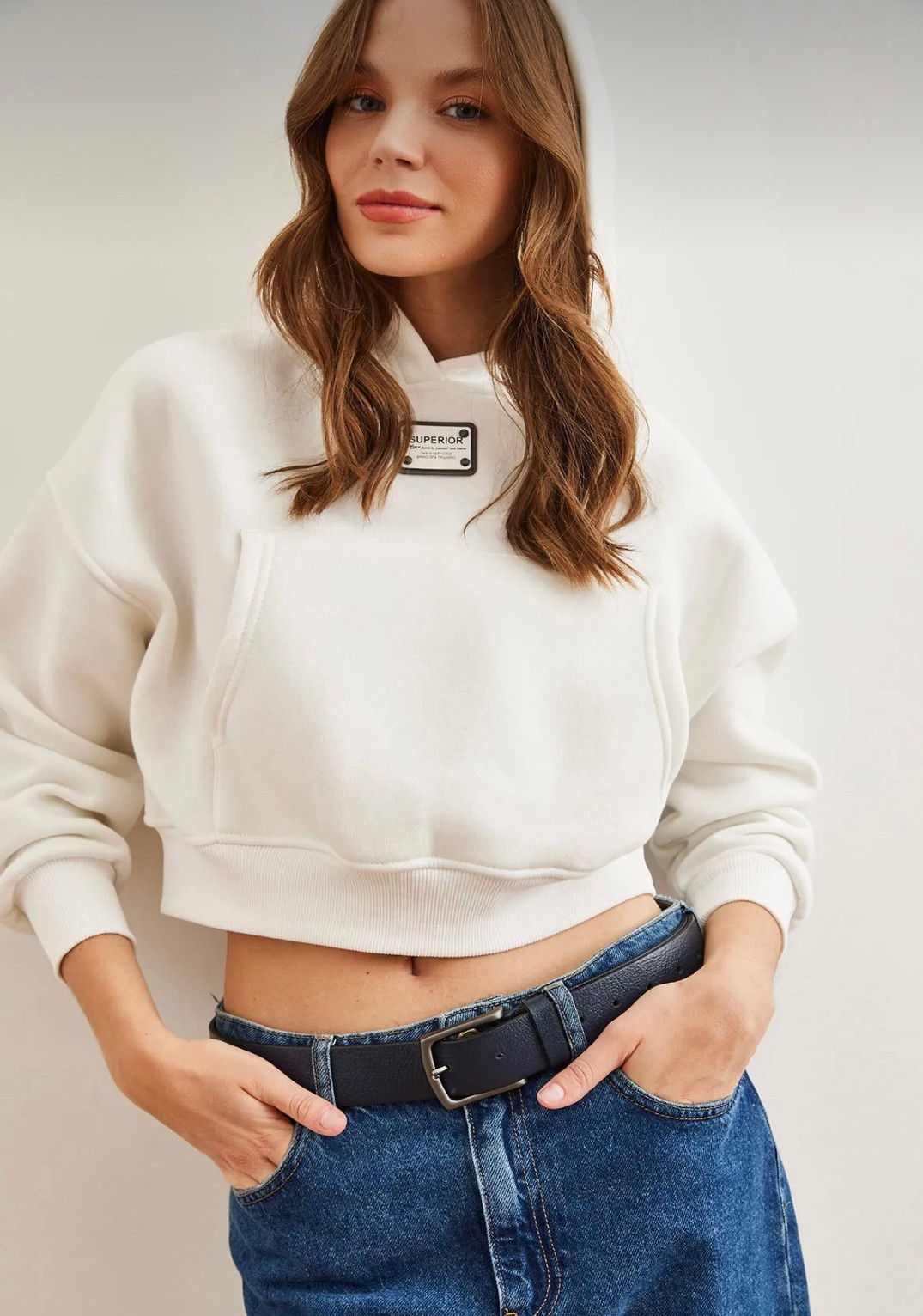 Arma Detaylı, Kanguru Cepli, Şardonlu Crop Kapüşonlu Sweatshirt