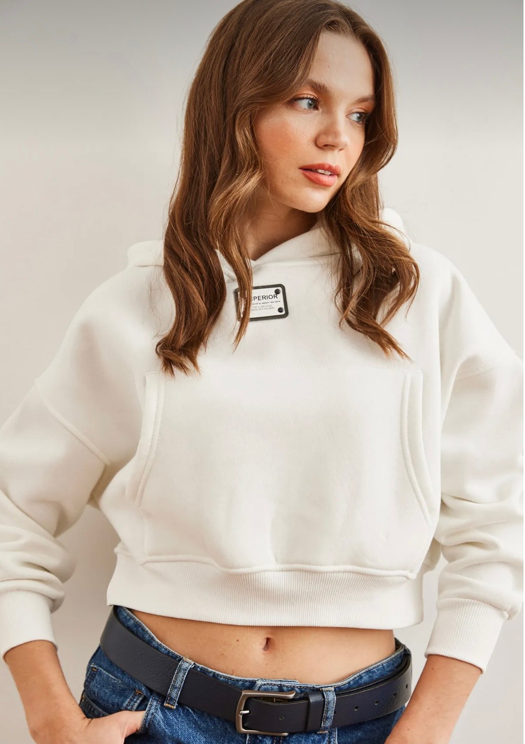 Arma Detaylı, Kanguru Cepli, Şardonlu Crop Kapüşonlu Sweatshirt